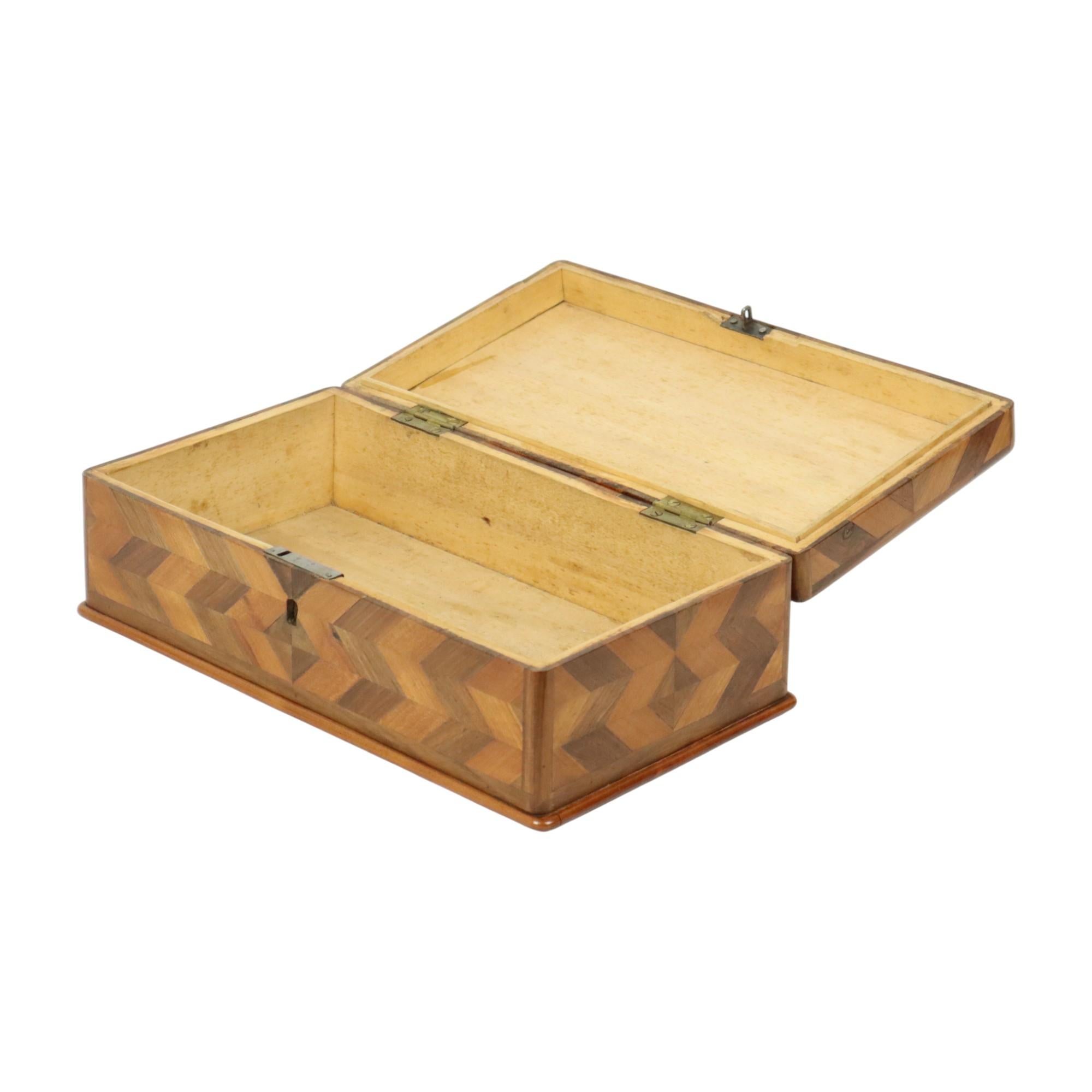 Intarsio Vecchia scatola di legno per gioielli con intarsio Chevron Art Deco in vendita