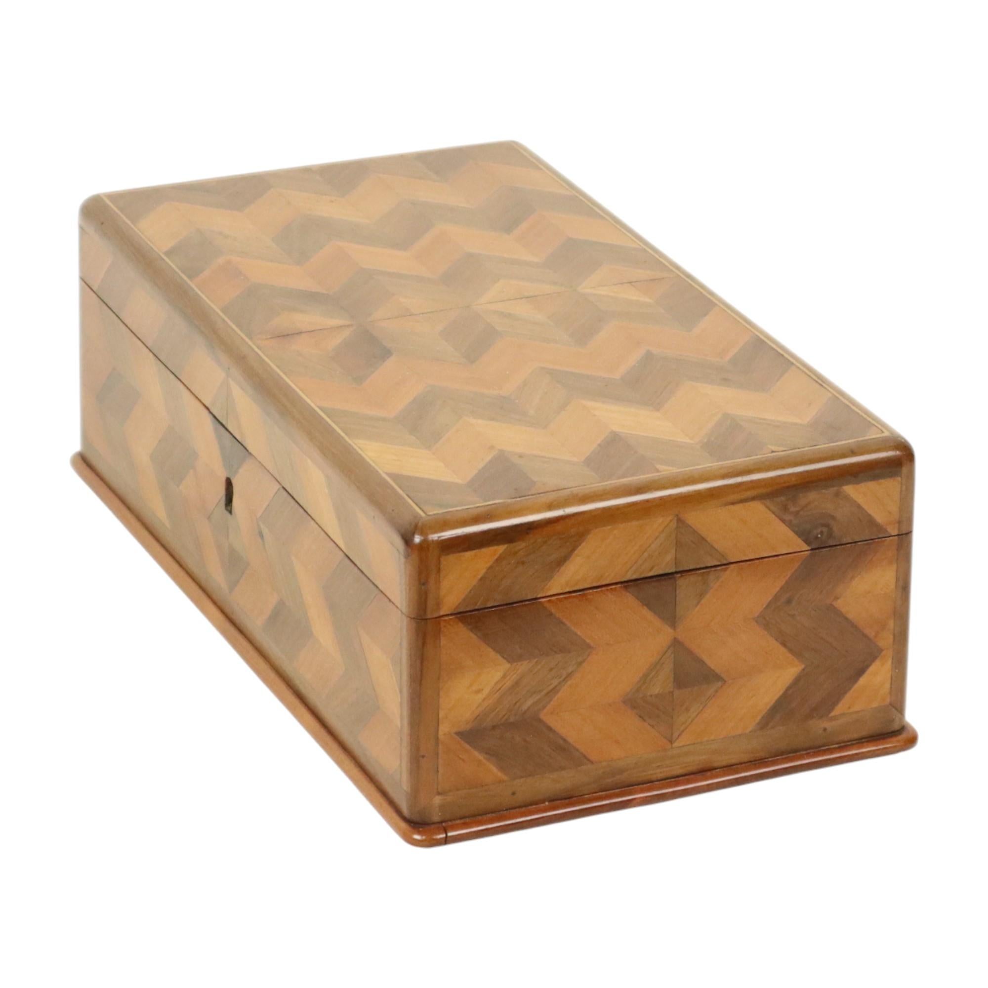 Vecchia scatola di legno per gioielli con intarsio Chevron Art Deco In condizioni buone in vendita a Poperinge, BE