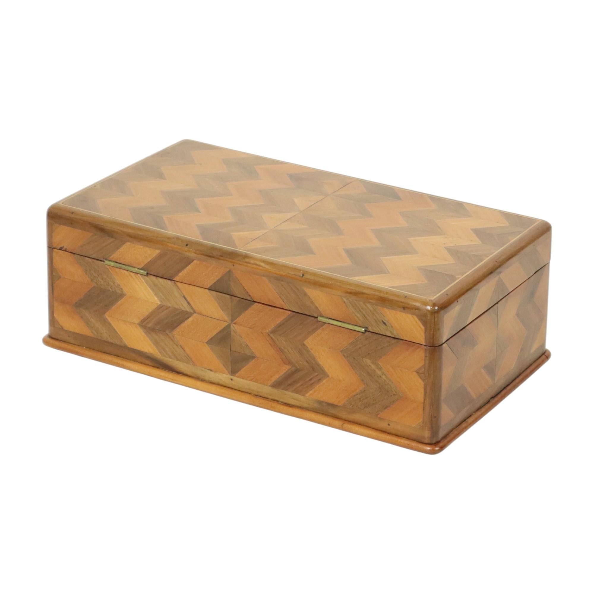 Vecchia scatola di legno per gioielli con intarsio Chevron Art Deco in vendita 1