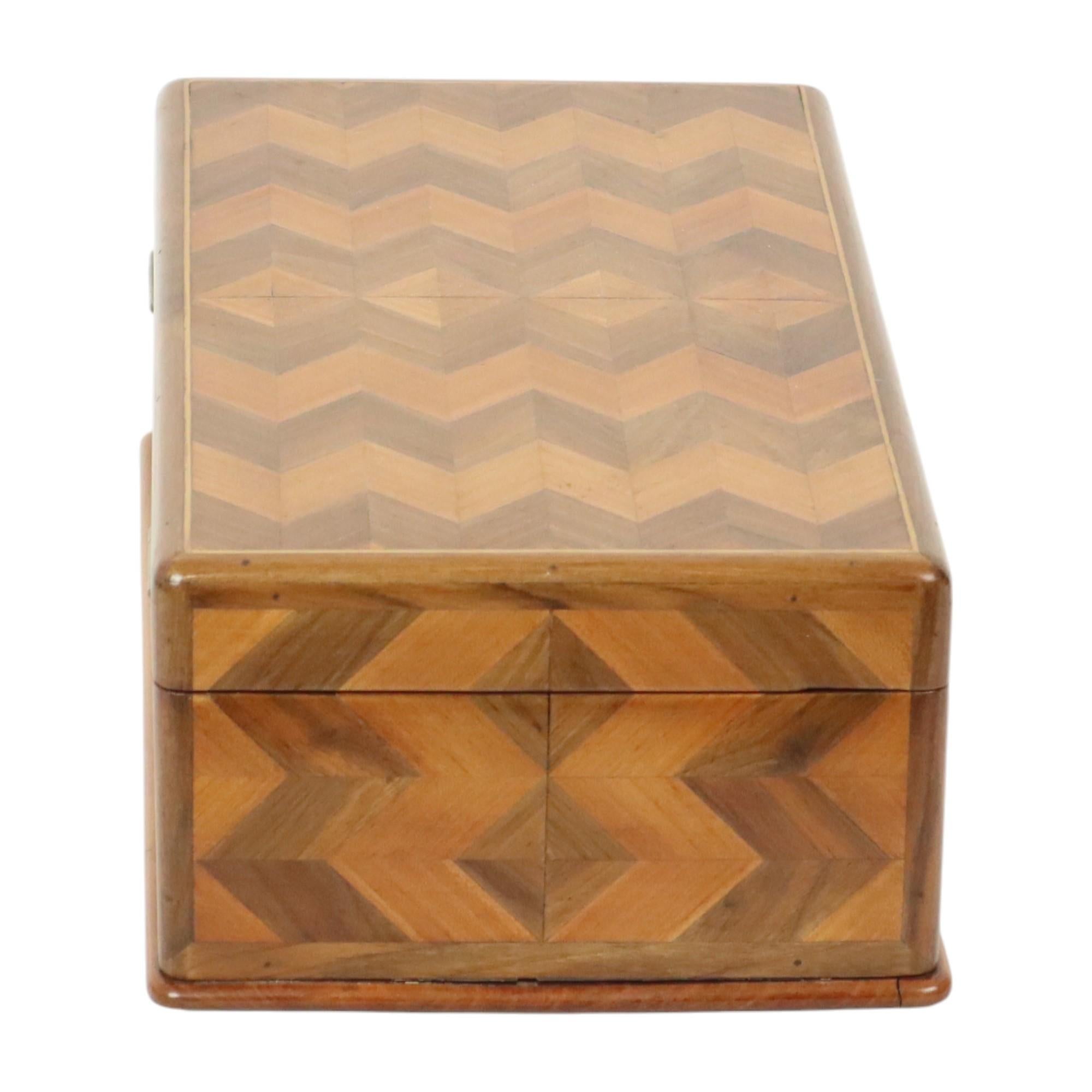 Vecchia scatola di legno per gioielli con intarsio Chevron Art Deco in vendita 2