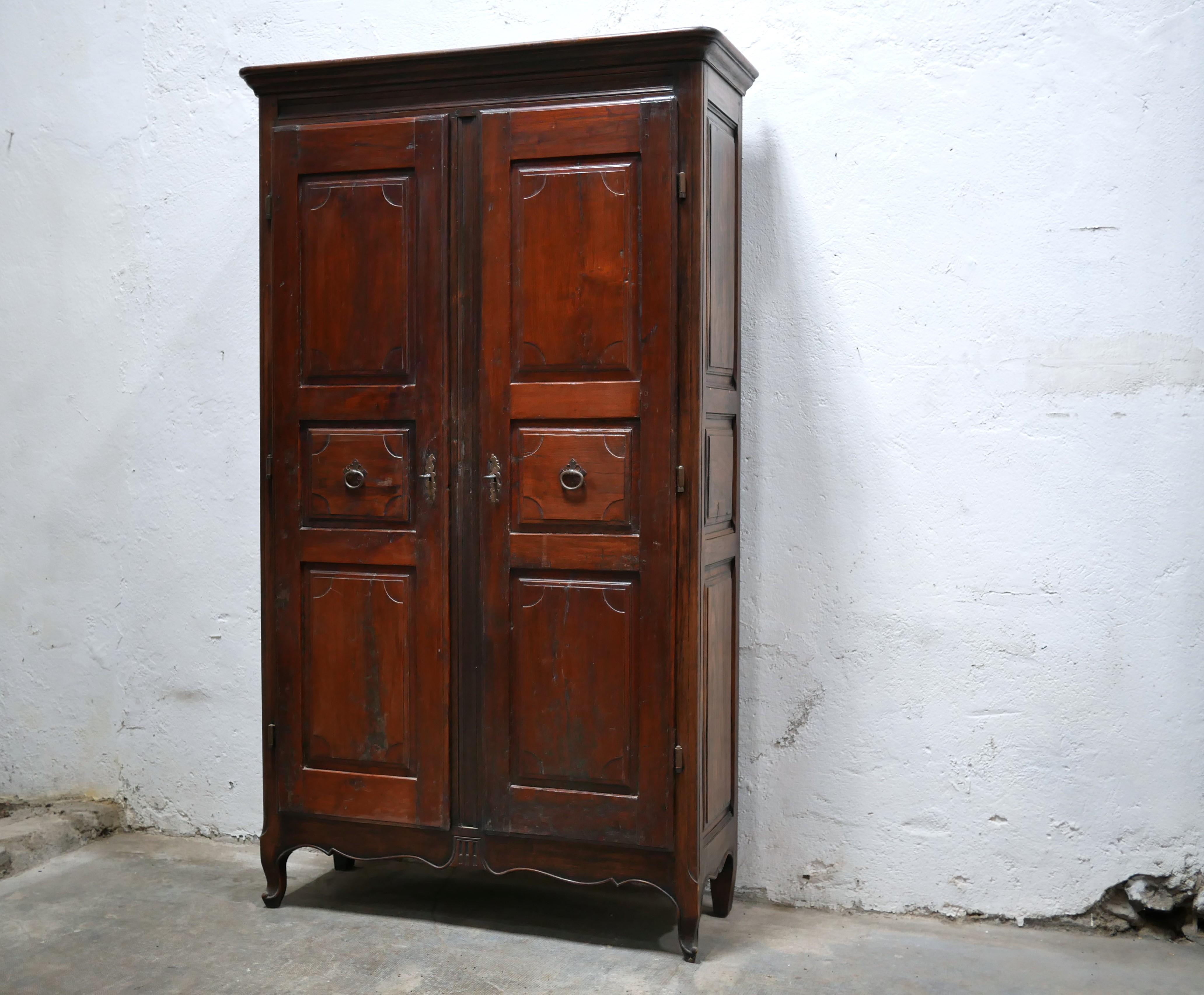Solid wood wardrobe from the 1940s.

Aesthetic and practical, it will be perfect in a natural country-style decoration.
The color of the wood is deep and warm.
Of good size, it offers valuable storage.
Nice patina of the wood.

Good condition, some