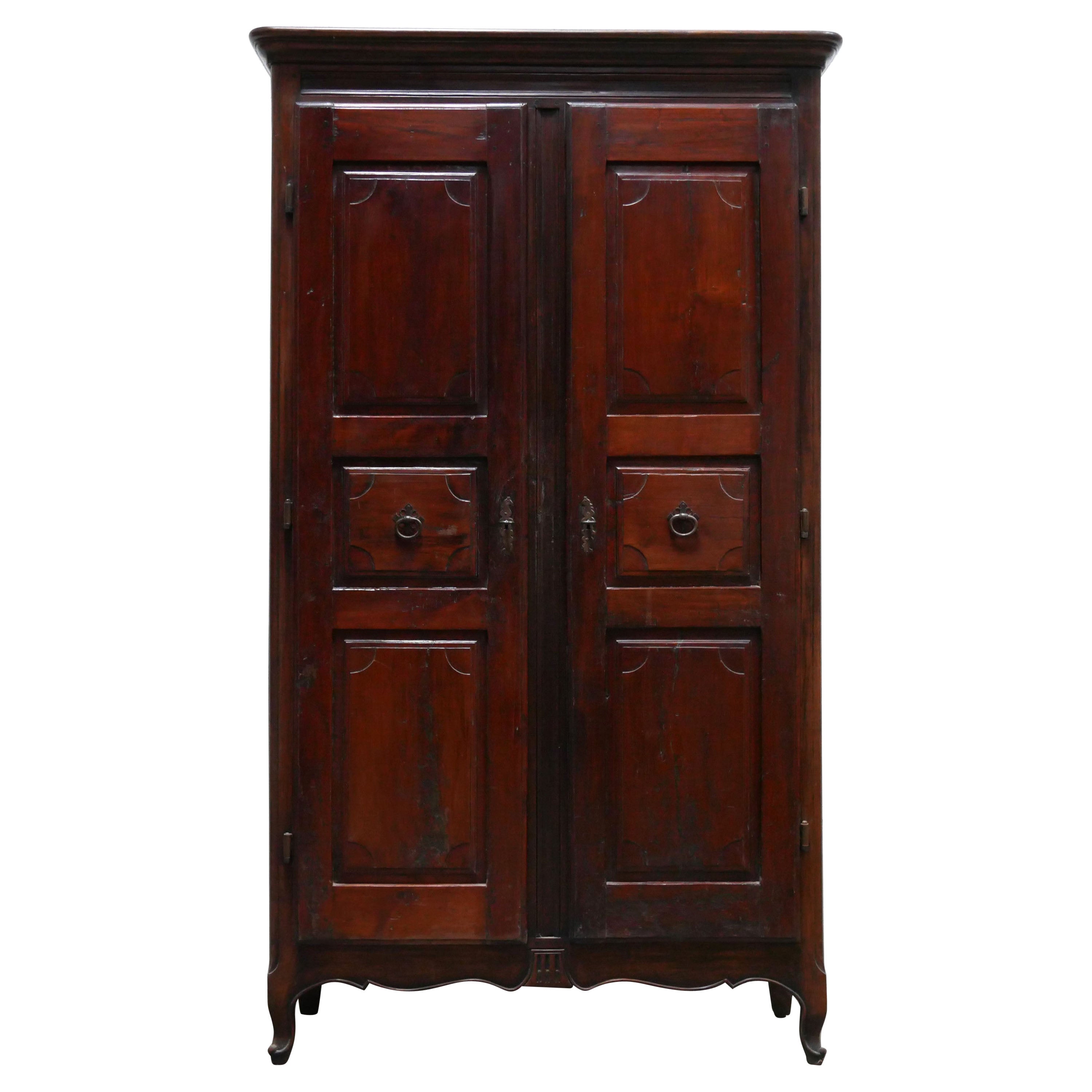Alter Holzschrank