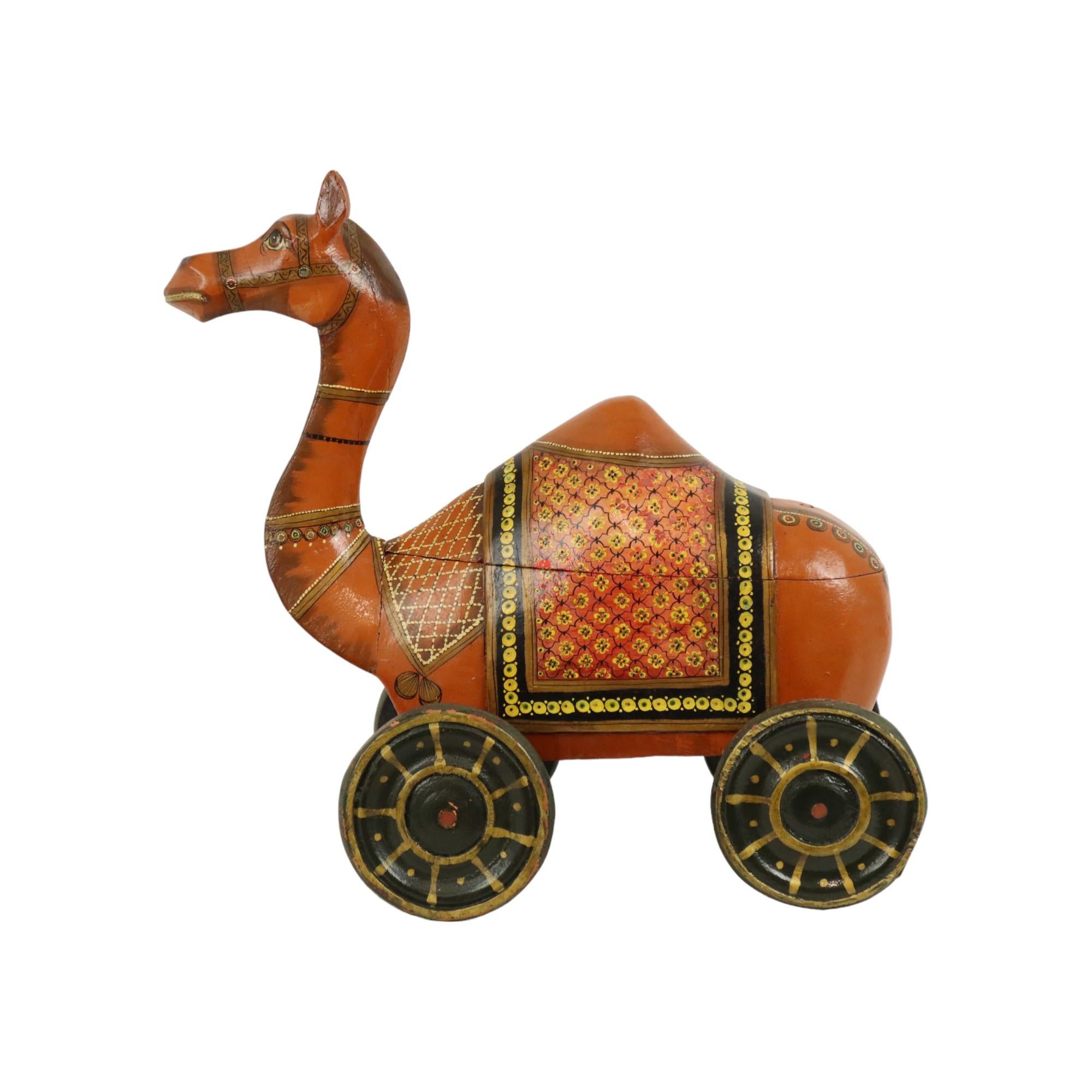 Precioso camello antiguo con ruedas, baratija o especiero, juguete de época de la segunda mitad del siglo XX, de madera maciza de color rojo, probablemente de la India.

El objeto tiene una bonita pátina de envejecimiento y desprende carácter,