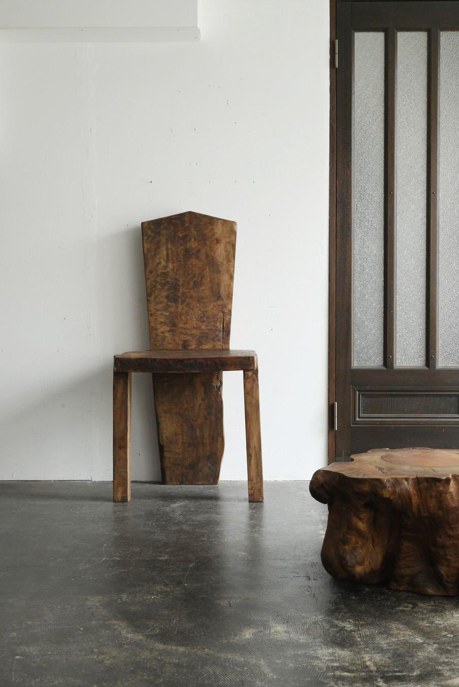 Dies ist wahrscheinlich ein alter Holzstuhl aus Südostasien.
Man nimmt an, dass es sich bei dem Material um eine Holzart wie Rosskastanie handelt.

Der Stuhl hat ein primitives Design, das durch die einfache Kombination von dick gesägten Brettern