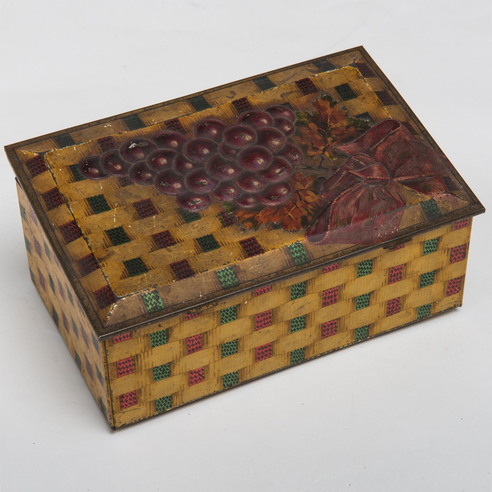 Old Wooden Chess in a simple Metal Box For Sale 3