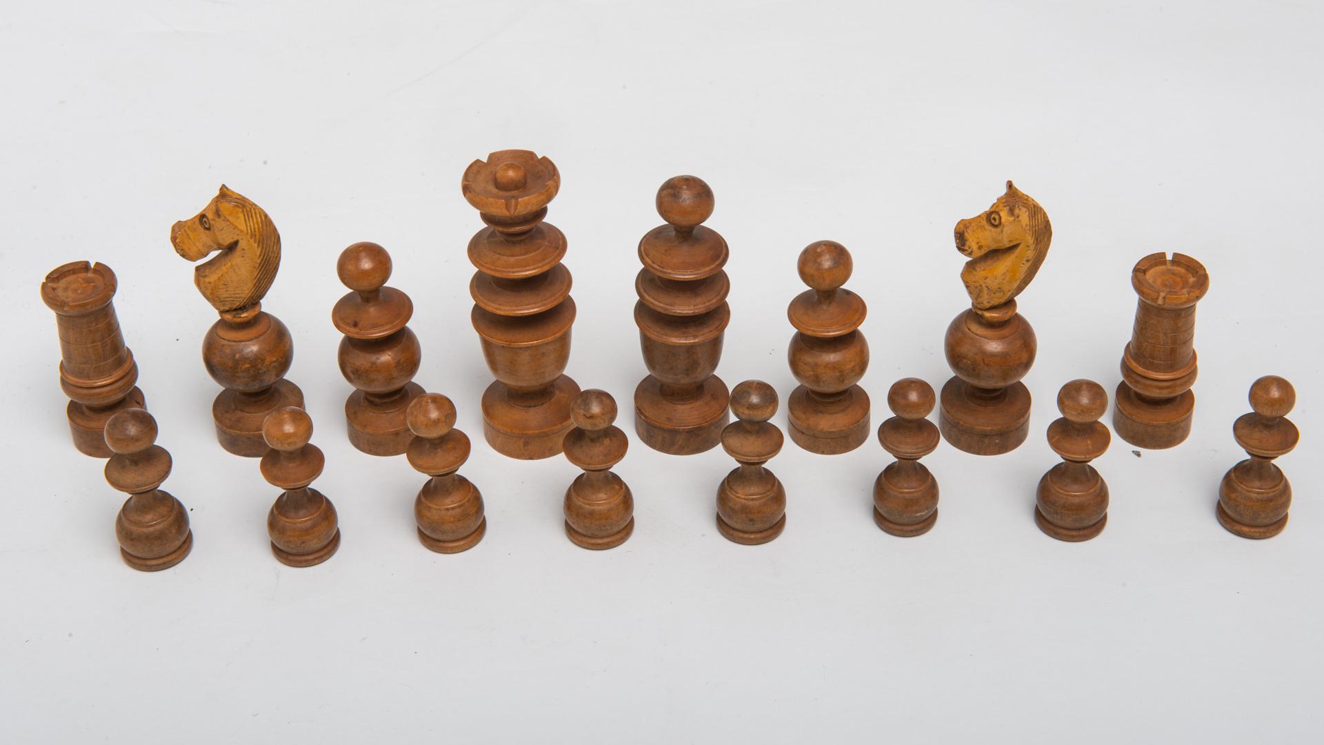 Old Wooden Chess in einer einfachen Metallschachtel (Sonstiges) im Angebot