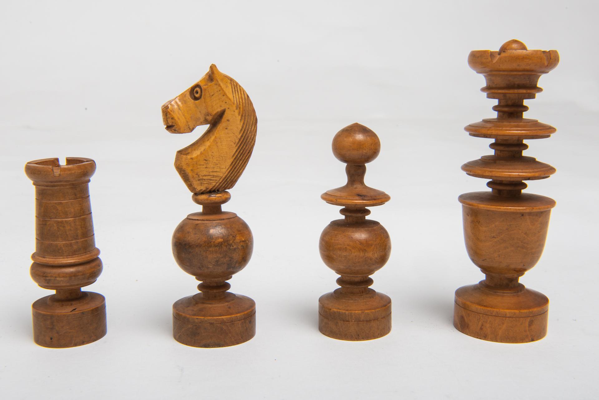 Old Wooden Chess in einer einfachen Metallschachtel (Englisch) im Angebot