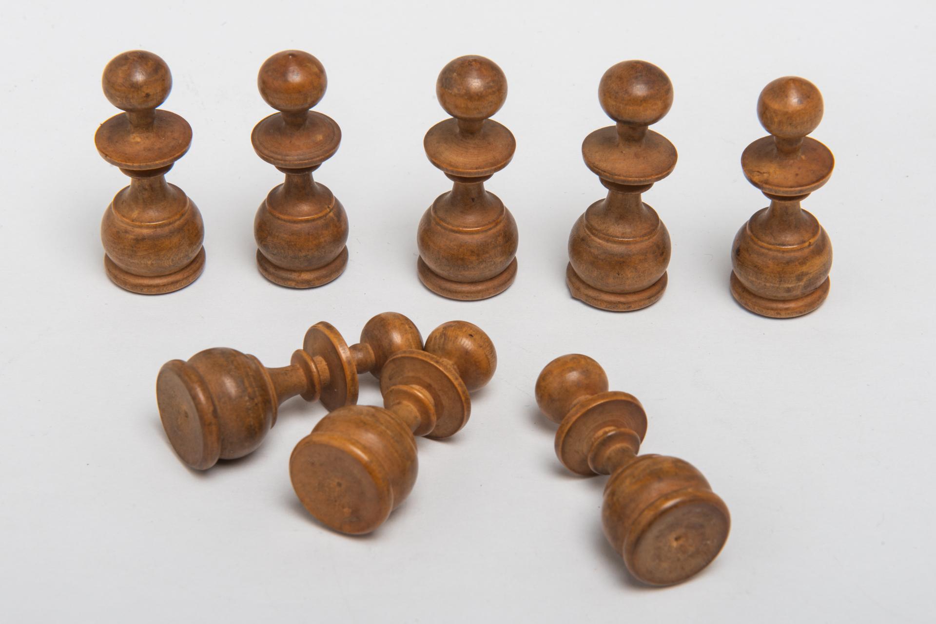 Old Wooden Chess in a simple Metal Box In Excellent Condition For Sale In Alessandria, Piemonte