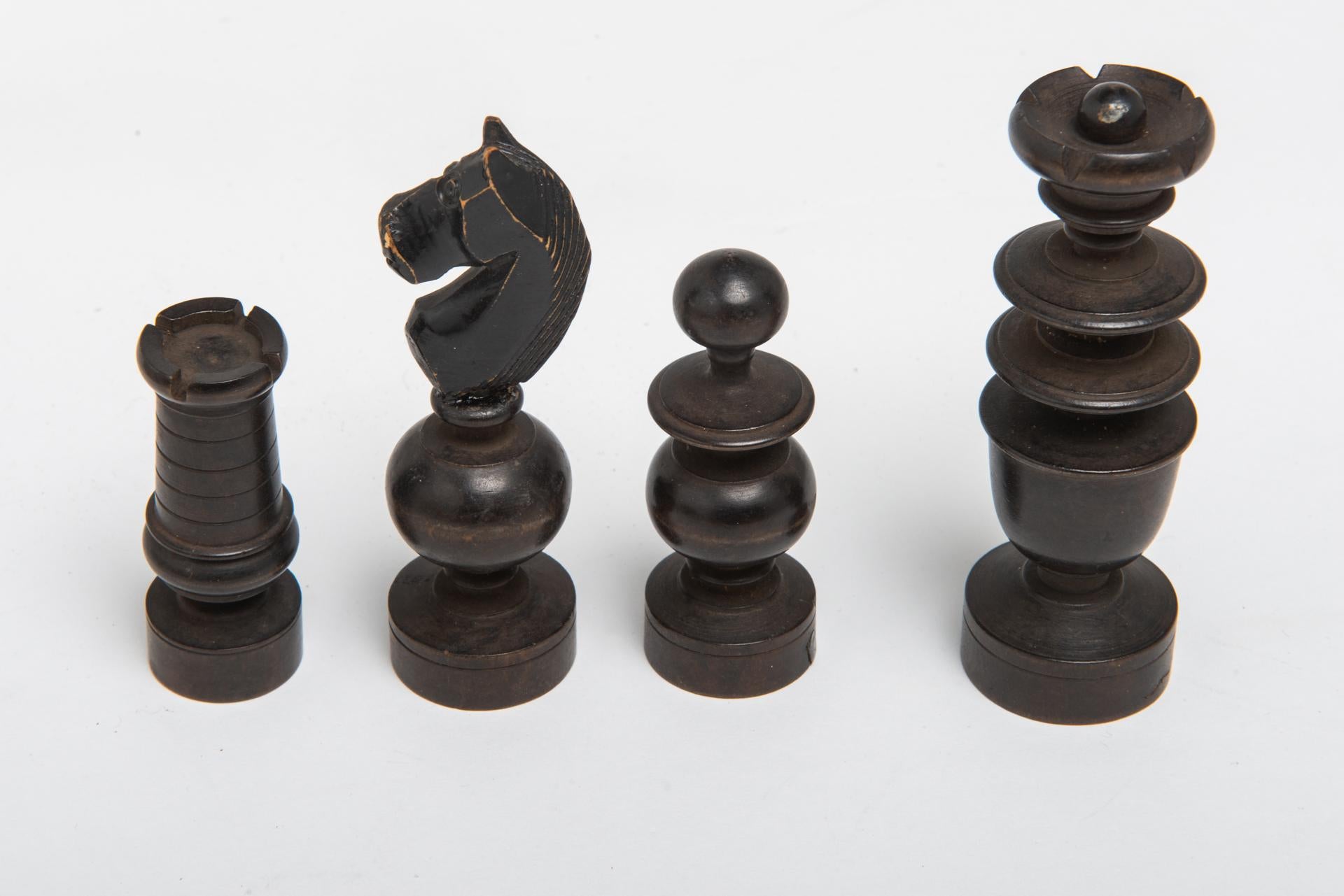 Old Wooden Chess in einer einfachen Metallschachtel (20. Jahrhundert) im Angebot