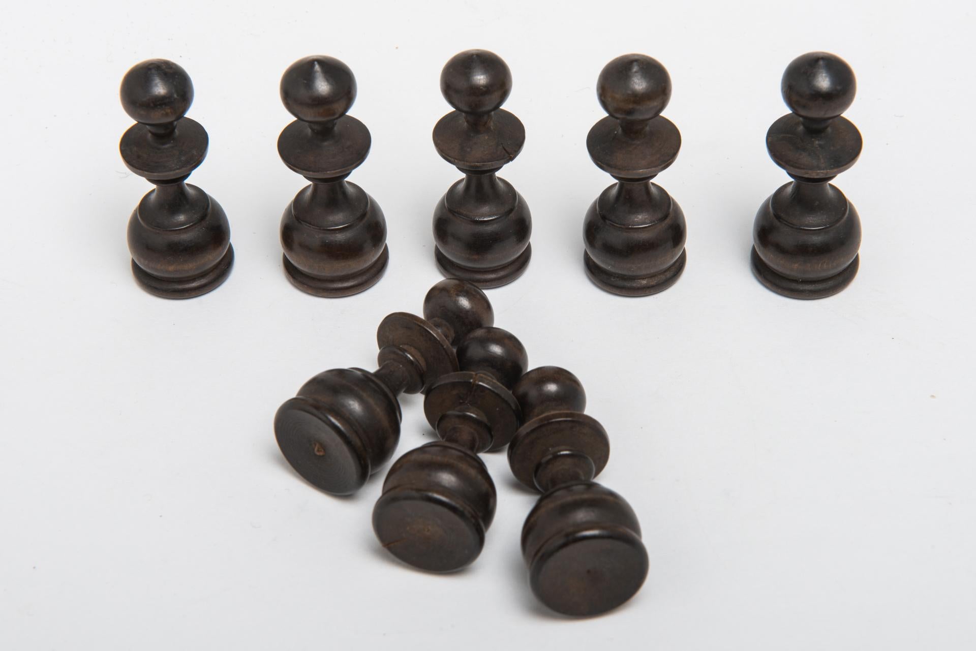 Old Wooden Chess in einer einfachen Metallschachtel im Angebot 1