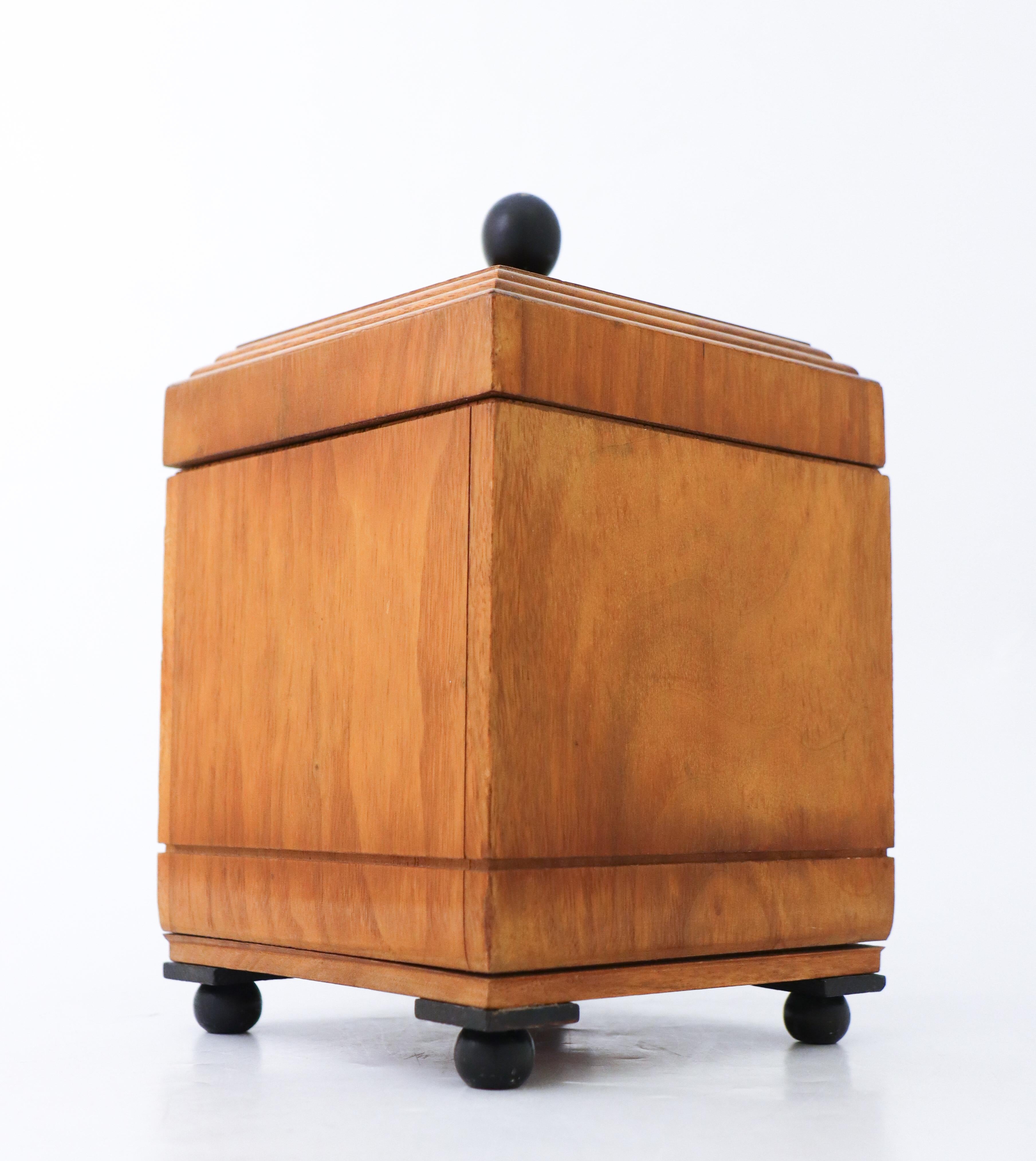 Eine schöne Holzkiste im Empire-Stil, die wahrscheinlich in Schweden hergestellt wurde. Die Schachtel hat einen Durchmesser von 14 x 14 cm (5.6
