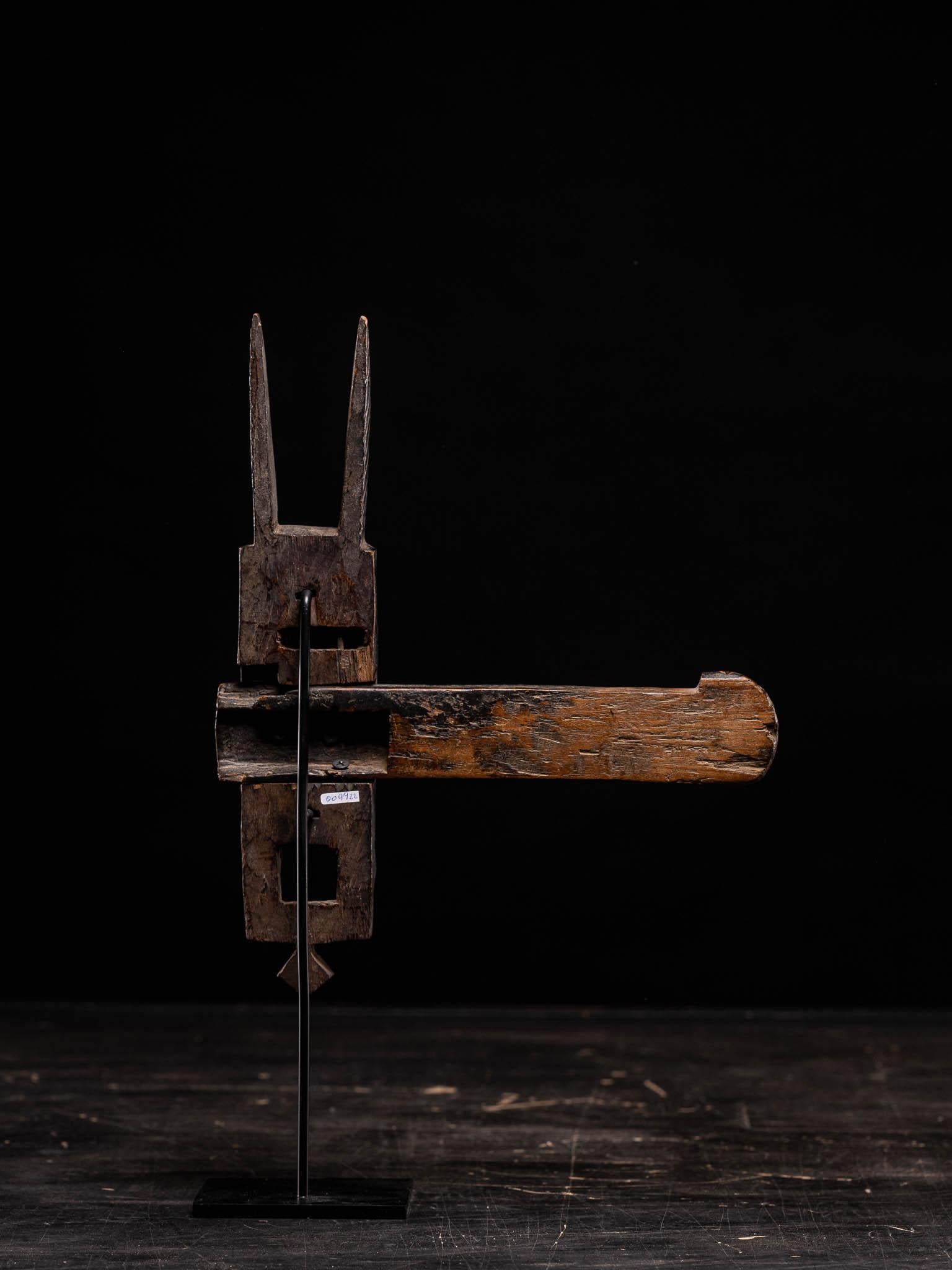 Old Wooden Decorative Bamana Storage Room Lock In Good Condition For Sale In Leuven , BE
