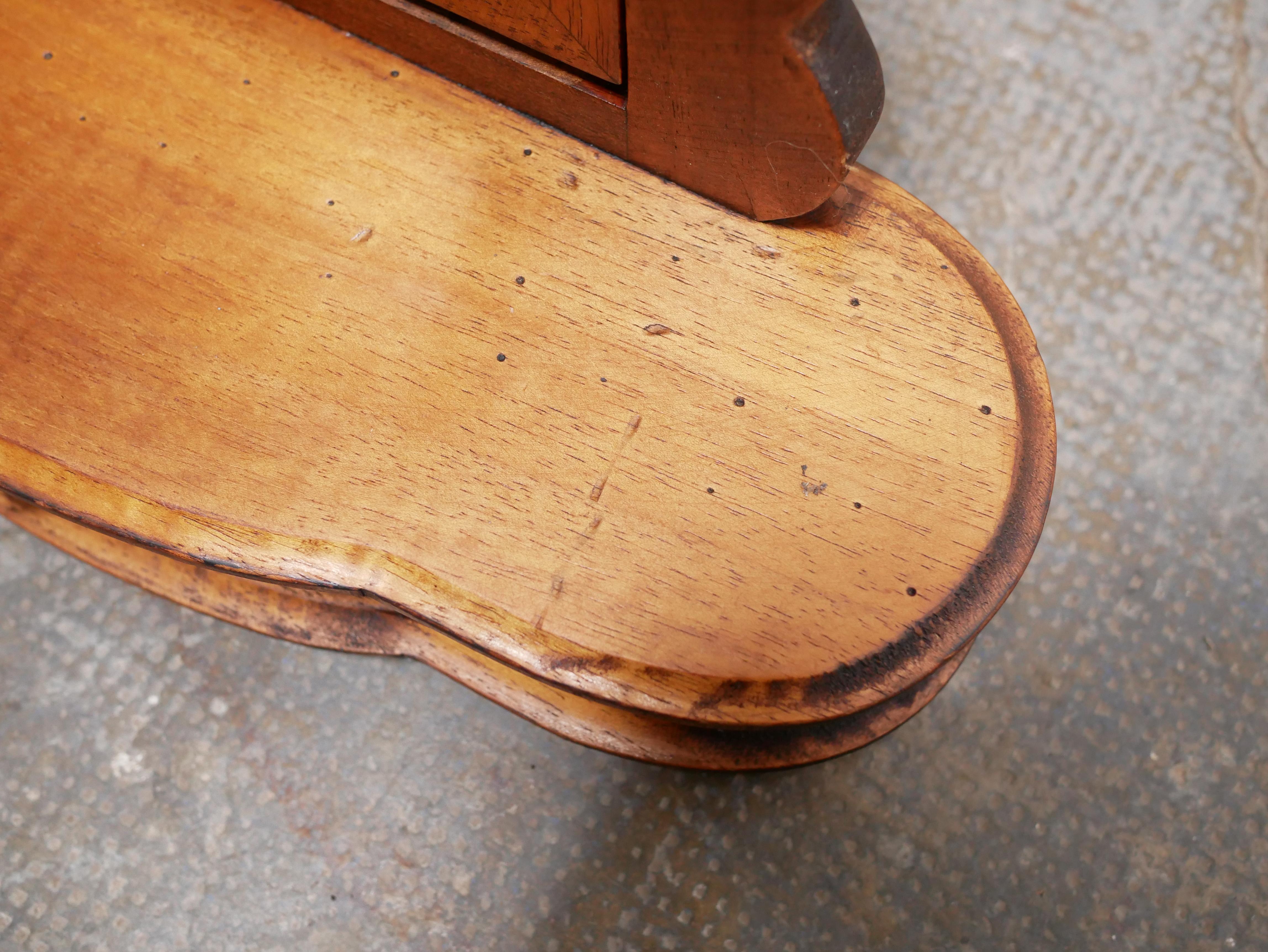 Ancienne coiffeuse en bois en vente 6
