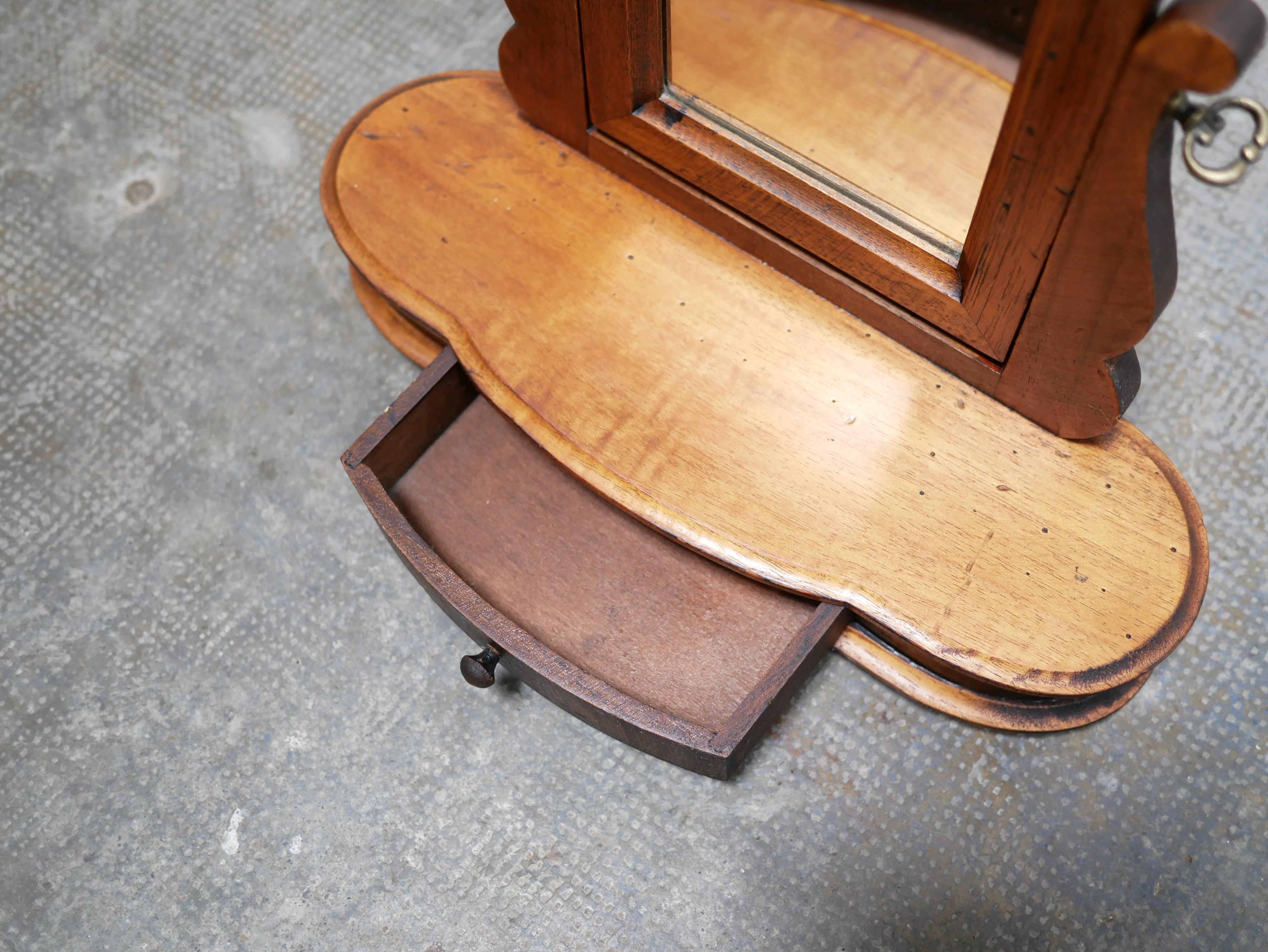 20ième siècle Ancienne coiffeuse en bois en vente