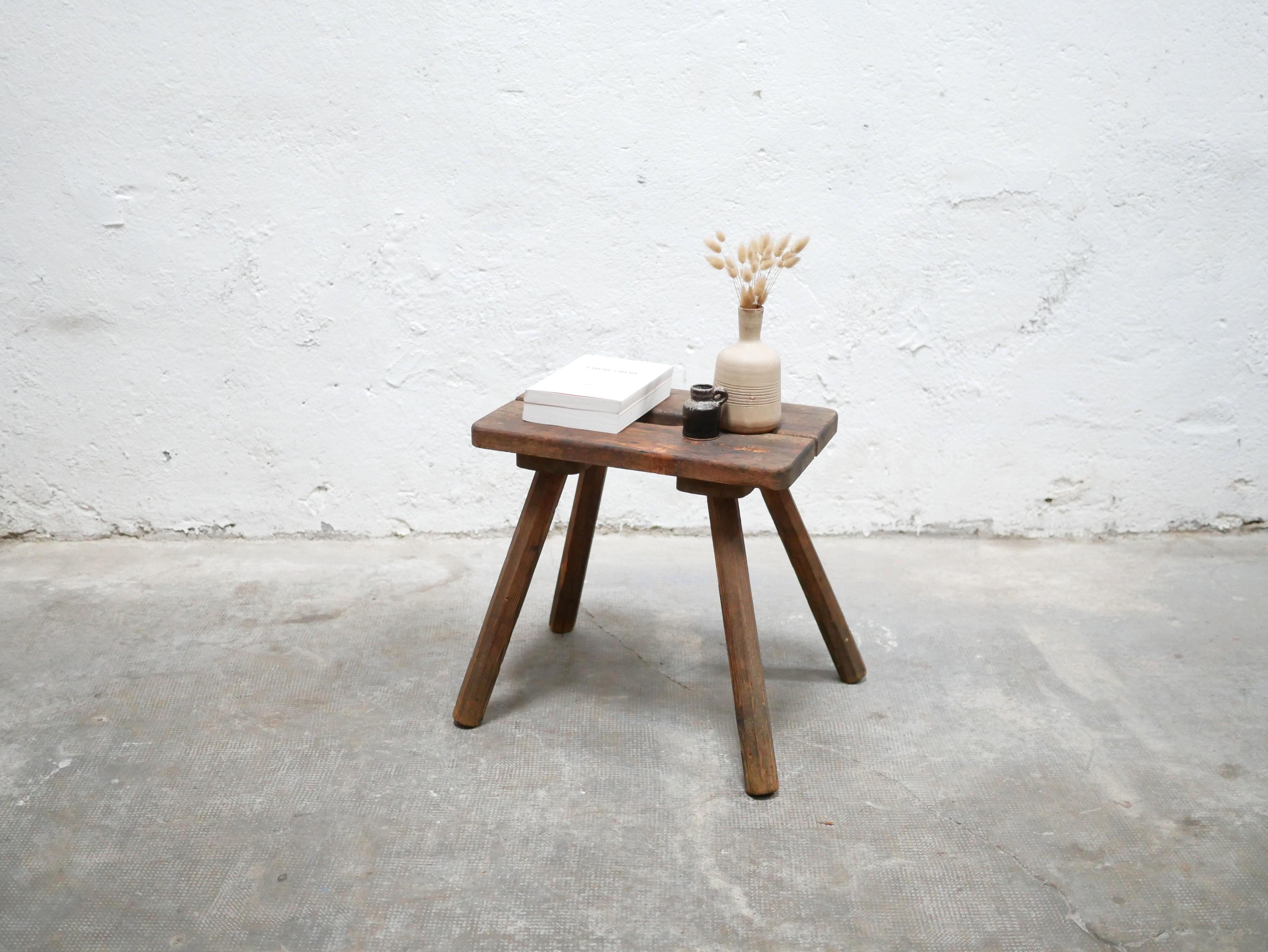 Wooden farm stool from the 1920s.

Its lines are trendy and modern.
Aesthetic, stable, solid and practical, the small stool will easily find its place in the living room as a side table, in the bedroom as a bedside table or in the