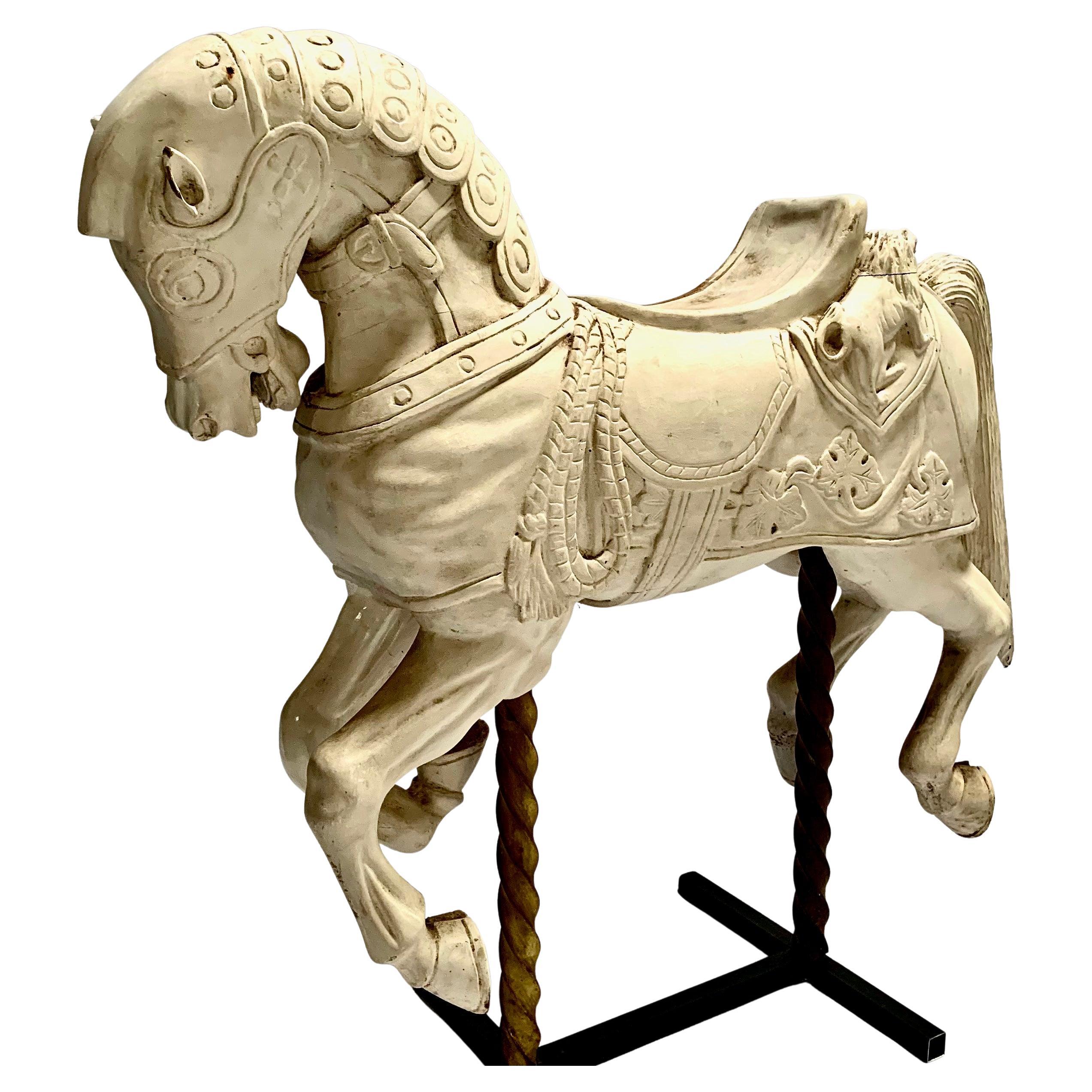 Vecchio cavallo da carosello in legno intagliato da giovane