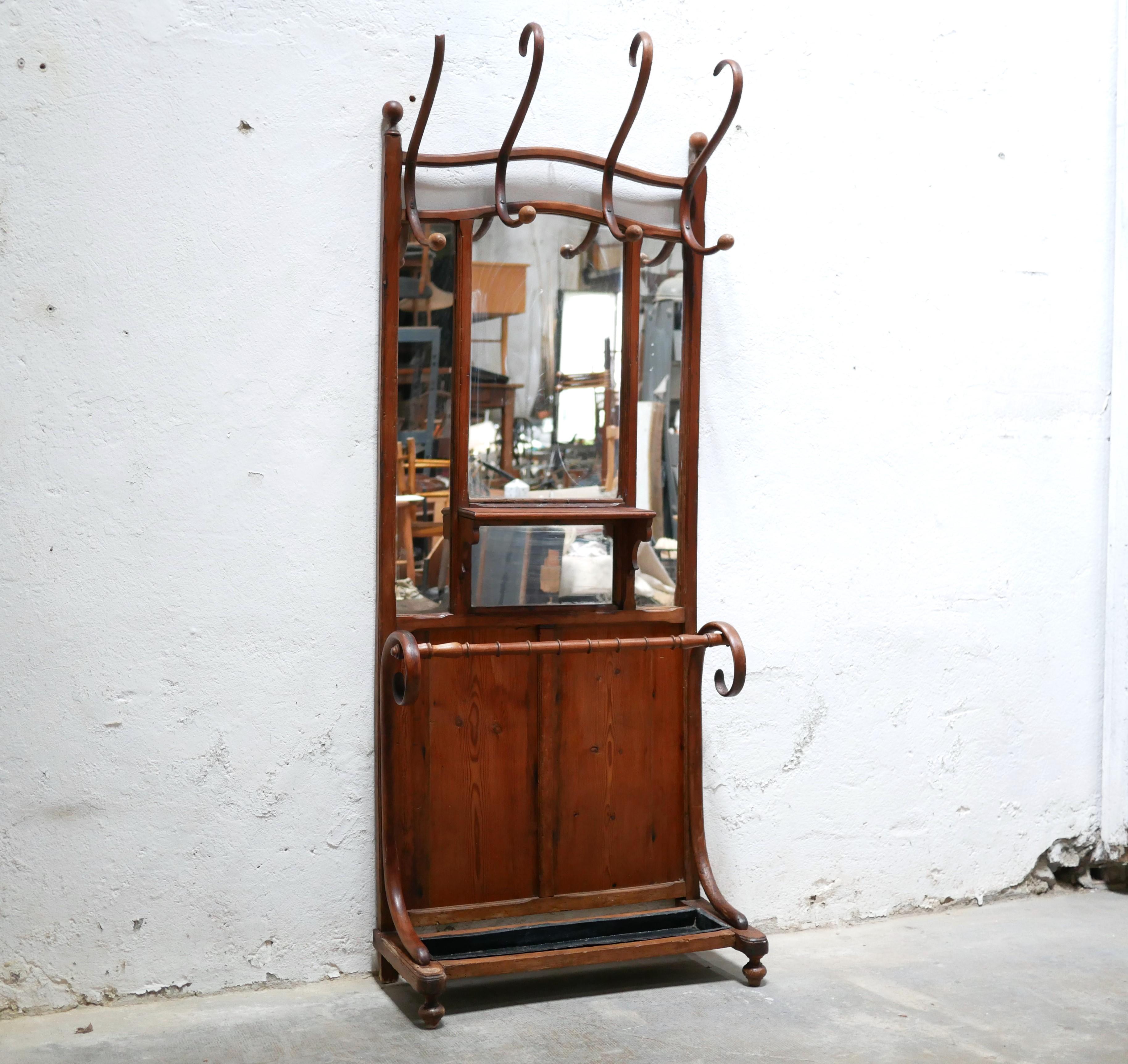 Bentwood cloakroom coat rack, circa 1900. 

Aesthetic, large and practical, it will quickly prove indispensable in the entrance, in a modern decoration, in the country style.
Equipped with an umbrella stand, a small shelf, four coat hooks and four