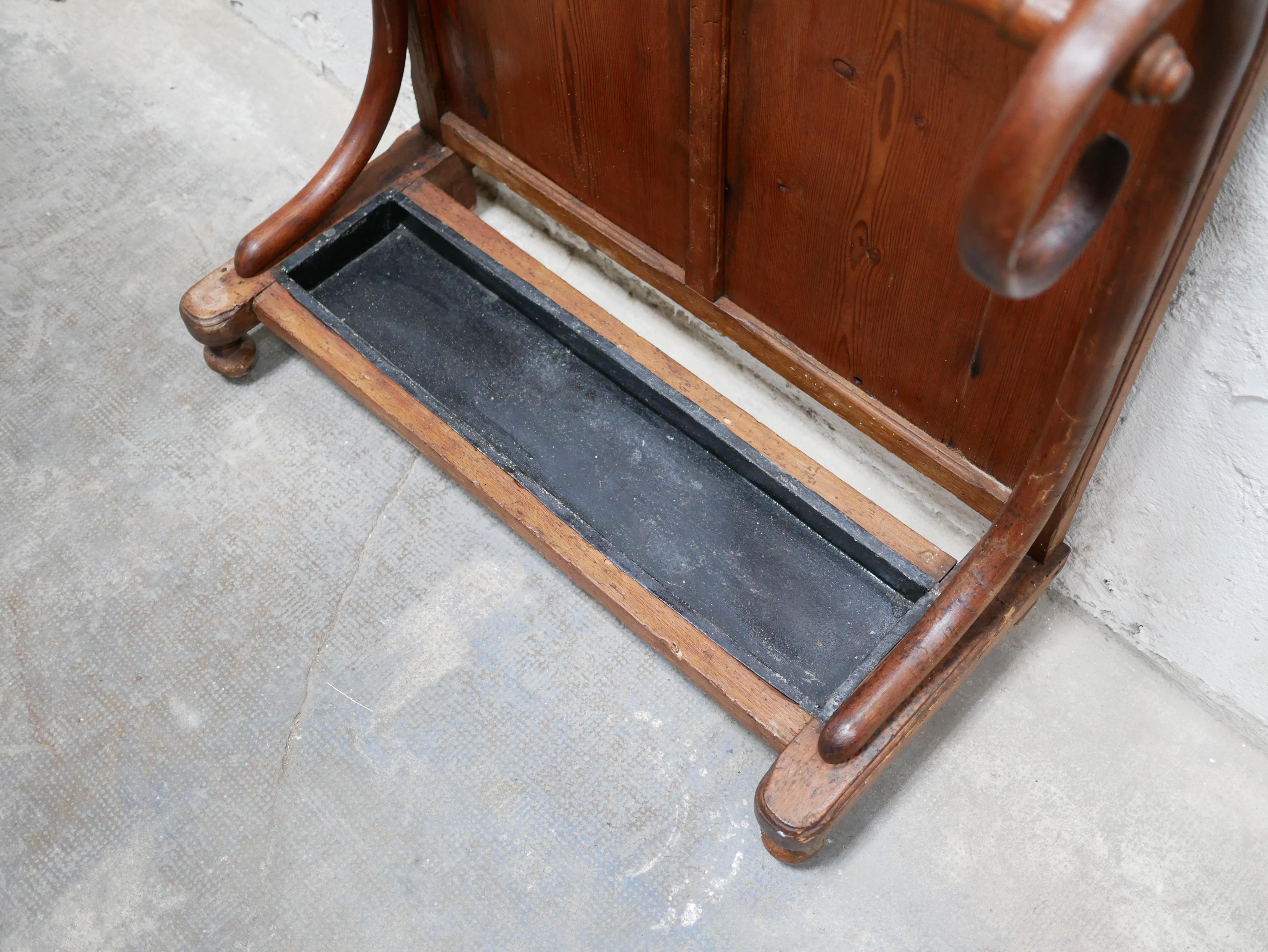 Old wooden locker room coat rack In Good Condition In AIGNAN, FR