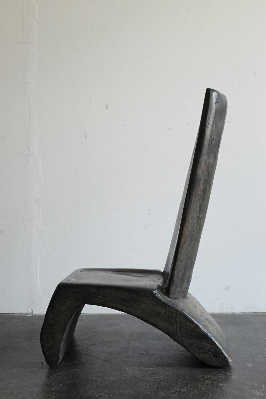 Travail du bois Ancienne chaise basse en bois du Southeast Asia/chaise design moderne en vente