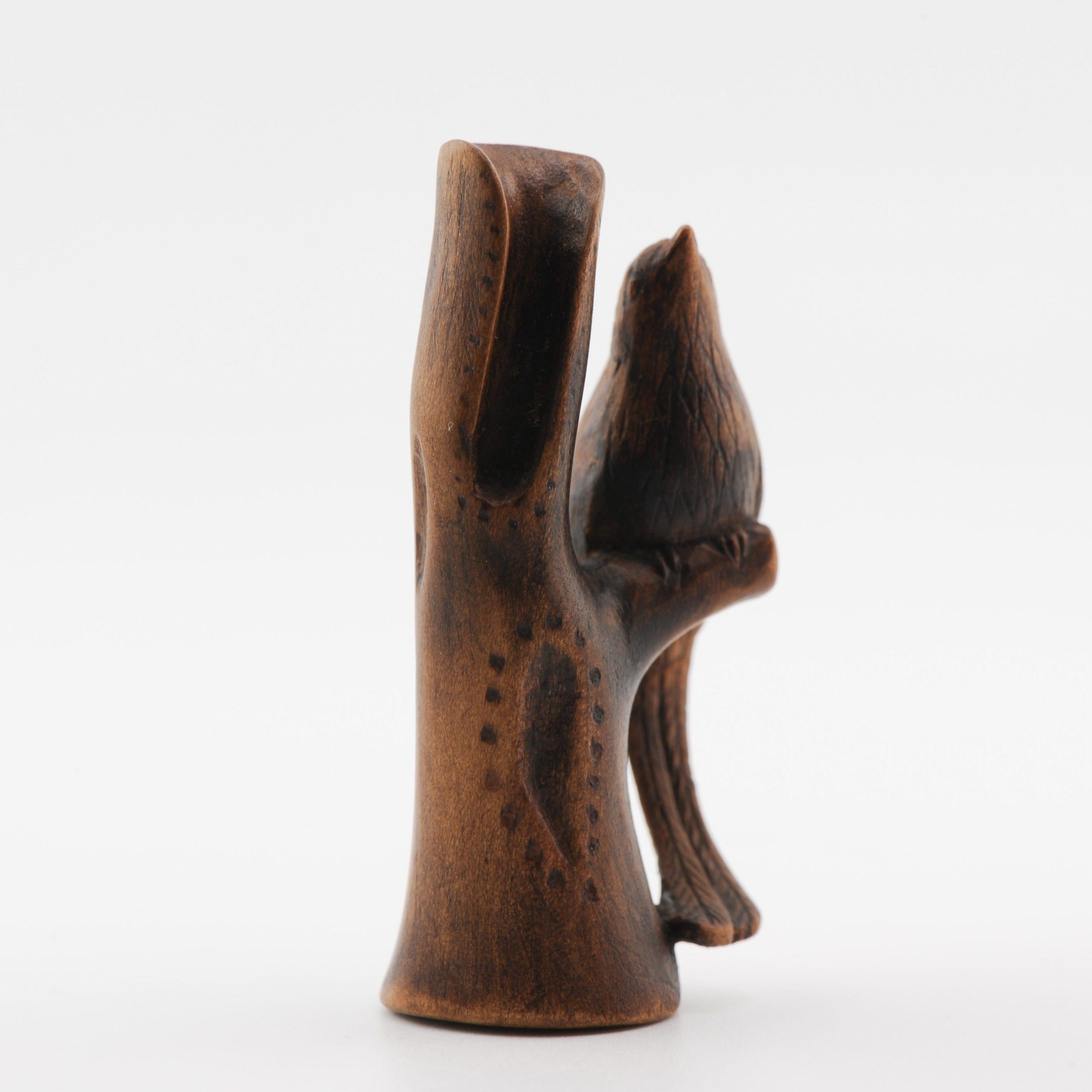 Japonais Netsuke du Japon du 19/20e siècle Oiseau d'arbre en moisson Période Meiji en vente