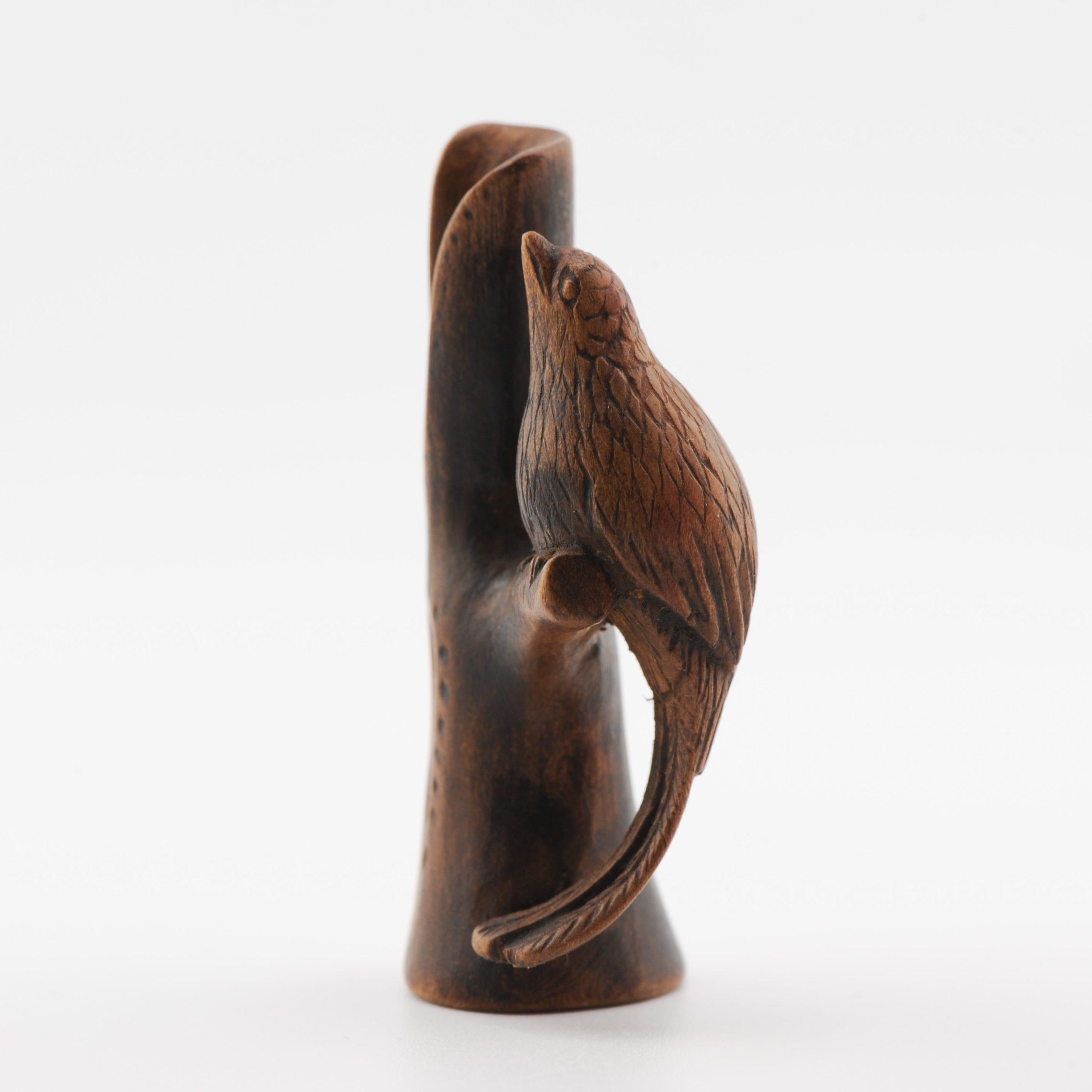 Netsuke du Japon du 19/20e siècle Oiseau d'arbre en moisson Période Meiji en vente 2