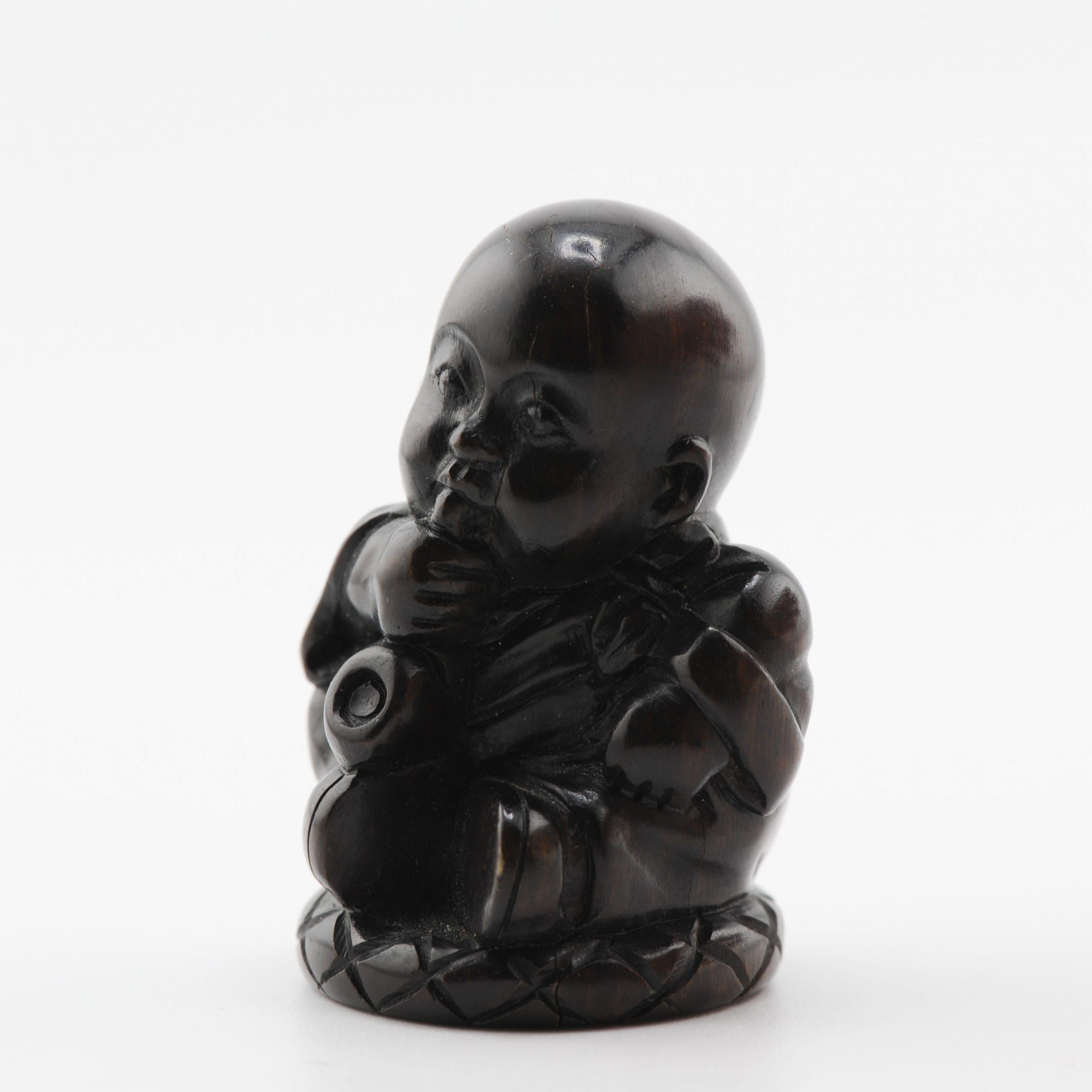 Figurale Figur aus altem Holz Netsuke aus Japan aus der Meiji-Periode des 19./20. Jahrhunderts im Zustand „Hervorragend“ im Angebot in Amsterdam, Noord Holland