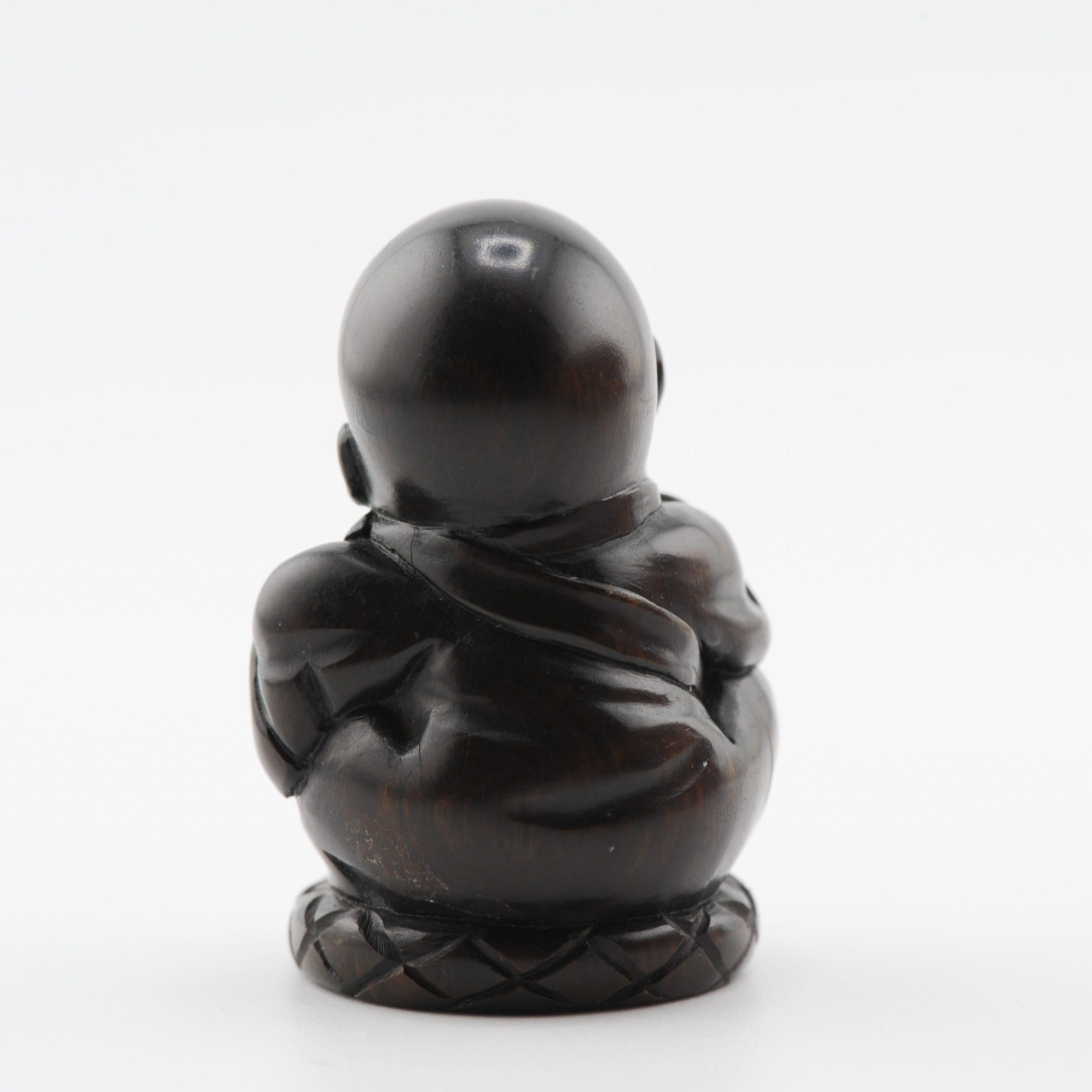 Figurale Figur aus altem Holz Netsuke aus Japan aus der Meiji-Periode des 19./20. Jahrhunderts (19. Jahrhundert) im Angebot