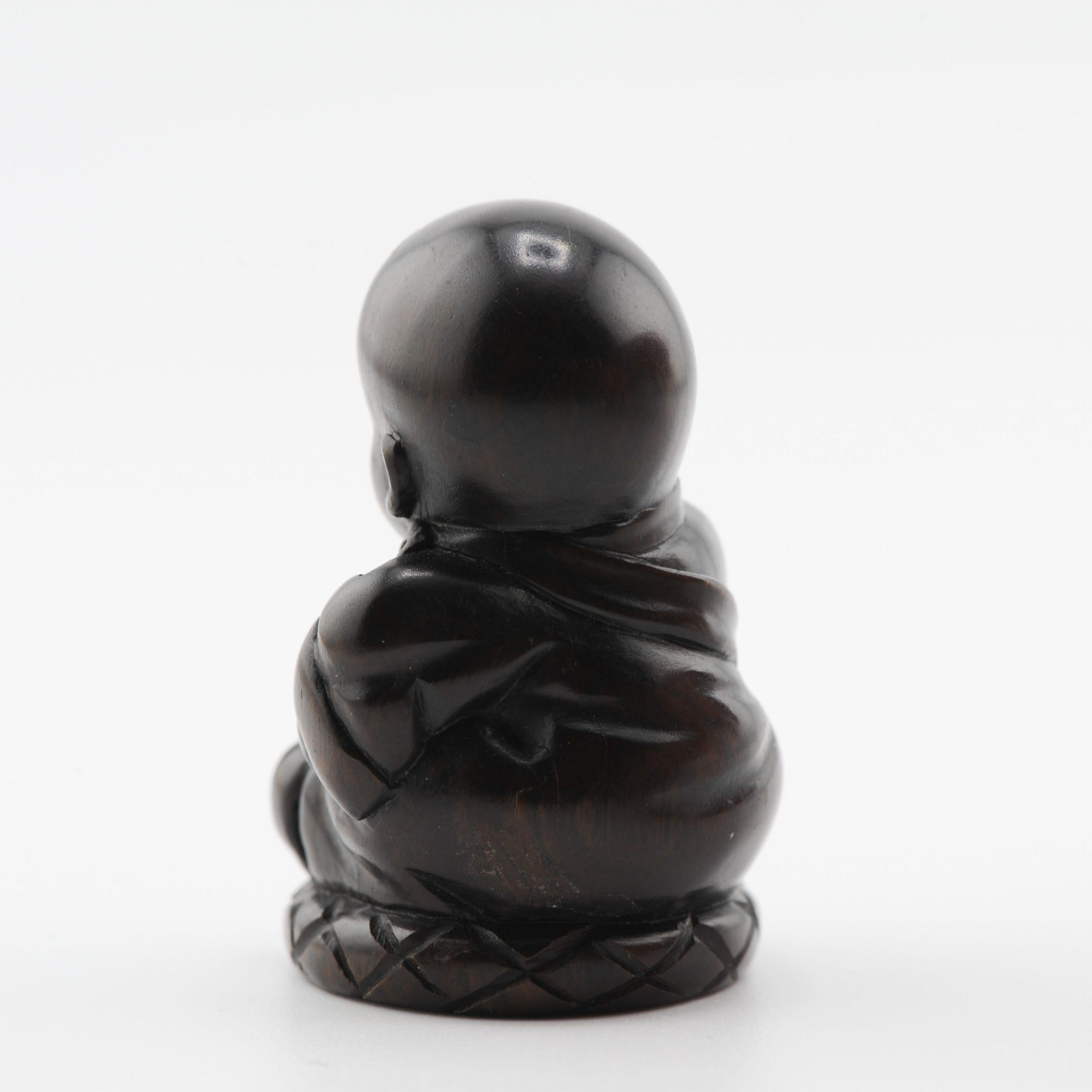 Figurale Figur aus altem Holz Netsuke aus Japan aus der Meiji-Periode des 19./20. Jahrhunderts (Metall) im Angebot