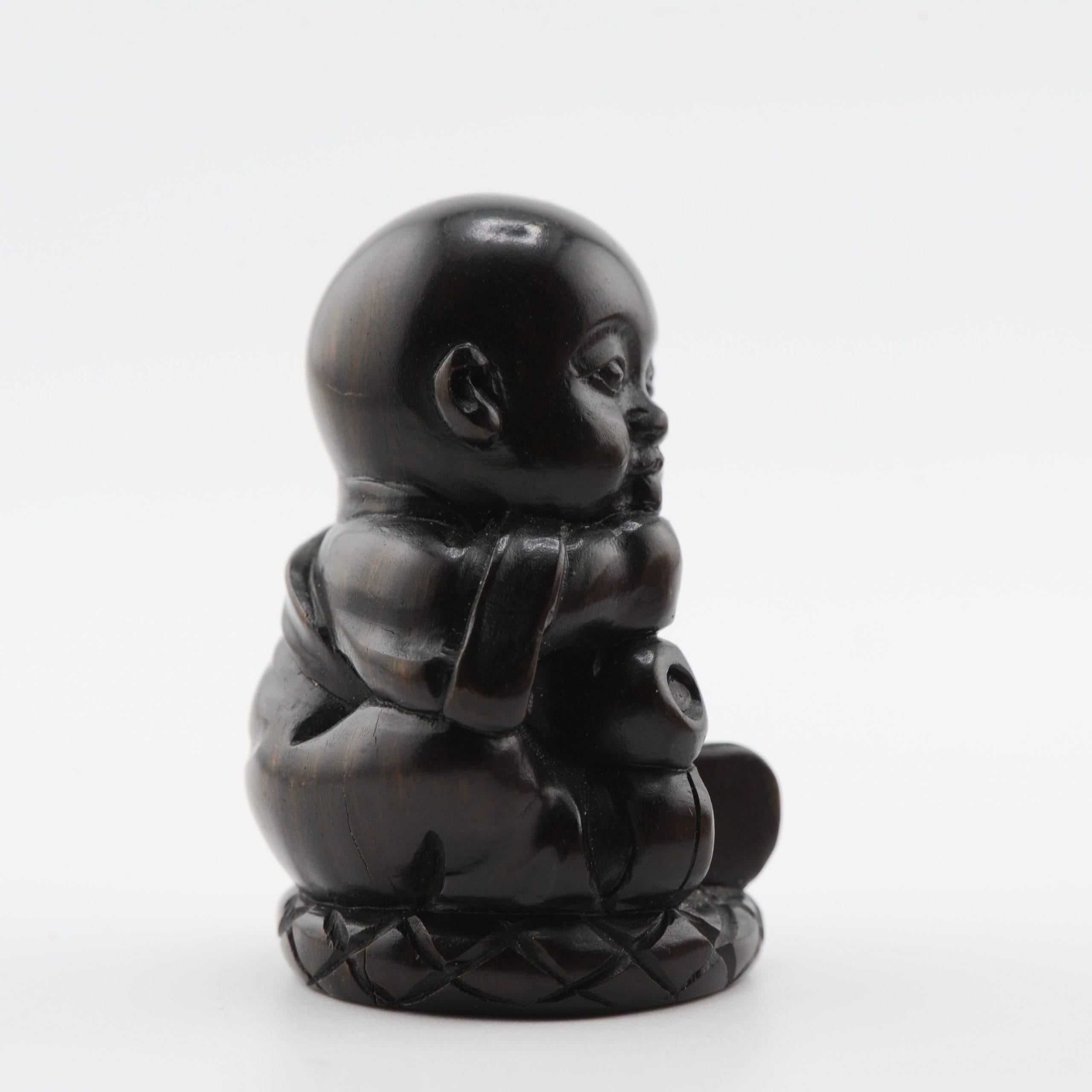 Figurale Figur aus altem Holz Netsuke aus Japan aus der Meiji-Periode des 19./20. Jahrhunderts im Angebot 1