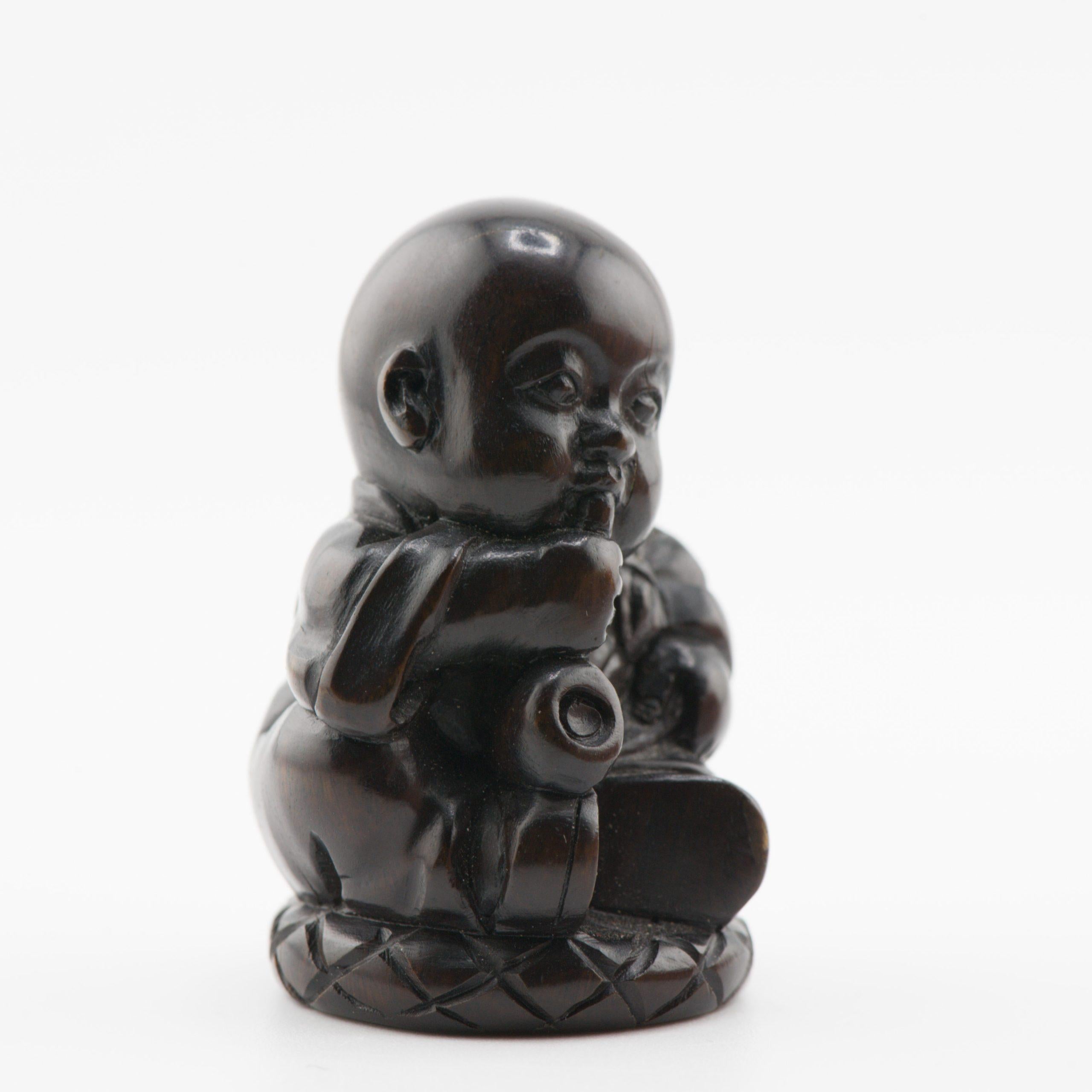 Figurale Figur aus altem Holz Netsuke aus Japan aus der Meiji-Periode des 19./20. Jahrhunderts im Angebot 3