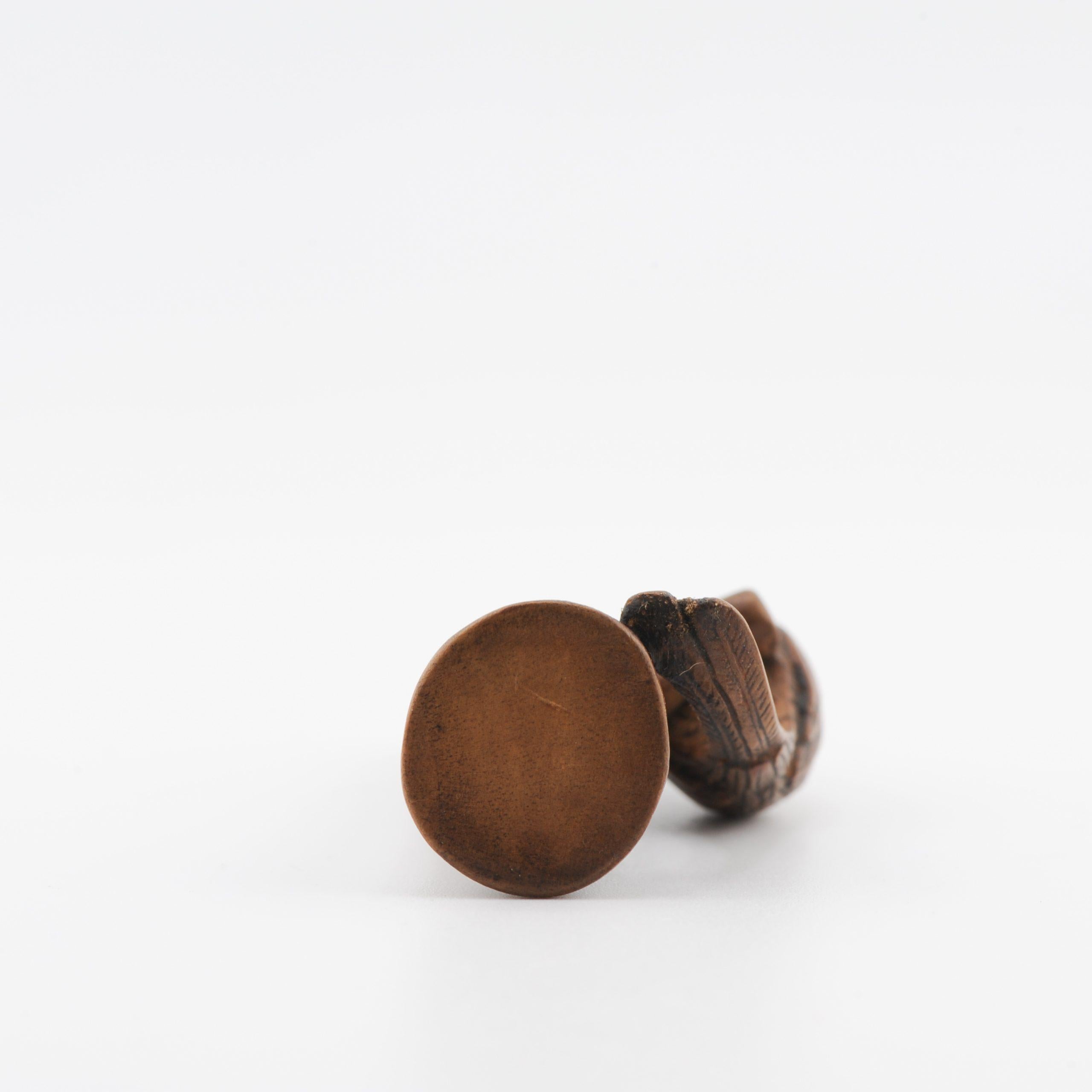Old Wooden Netsuke Japanese Bird of Tree Bark Figure Meiji Period, 19/20th C In Good Condition For Sale In Amsterdam, Noord Holland