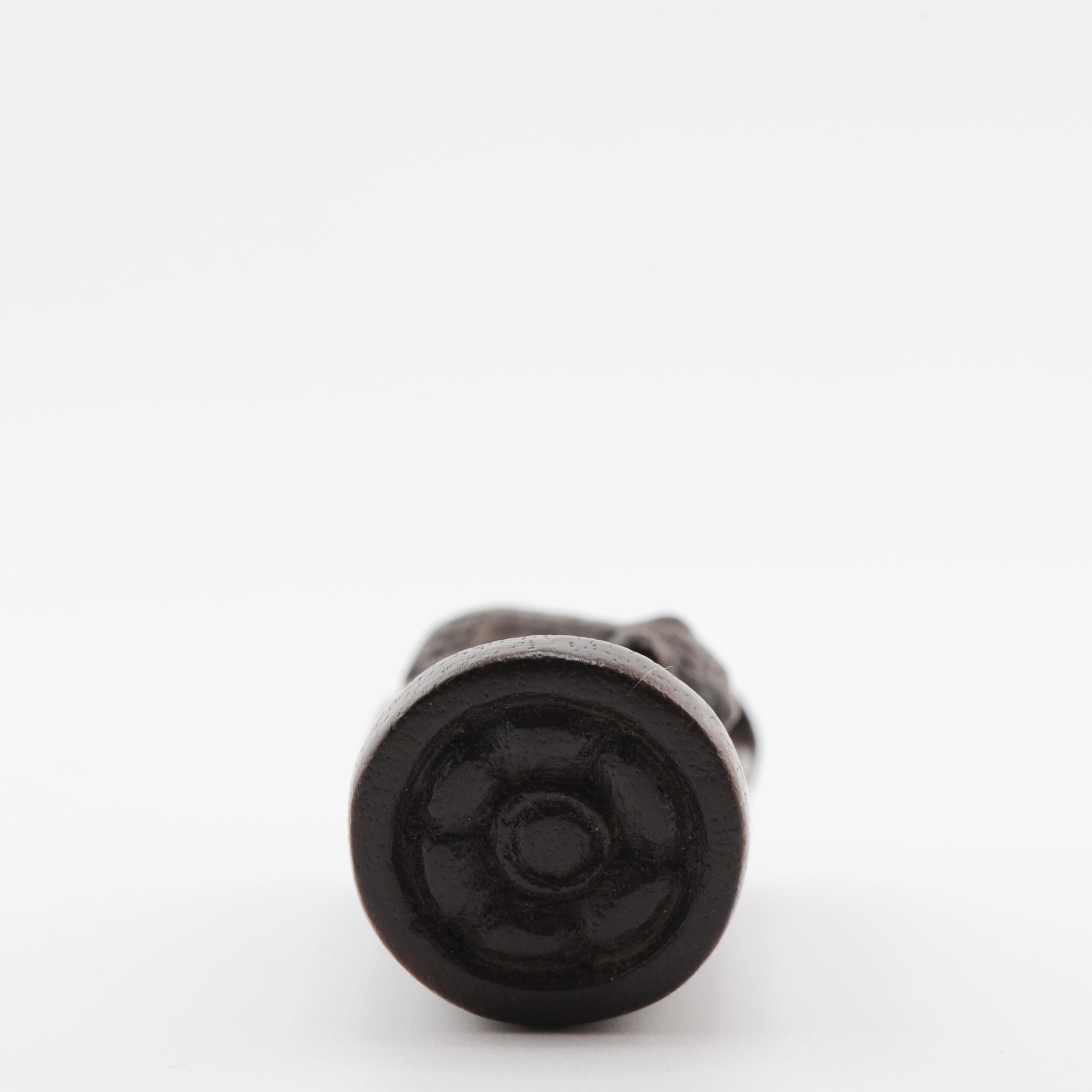 Un pezzo incantevole e molto dettagliato. Senza segno. Giappone 19° o  XX secolo.

Peso: 12 grammi

Provenienza: Collectional negli anni Ottanta.  Dalla collezione di Clemens Merkelbach van Enkhuizen, noto pittore e artista olandese di