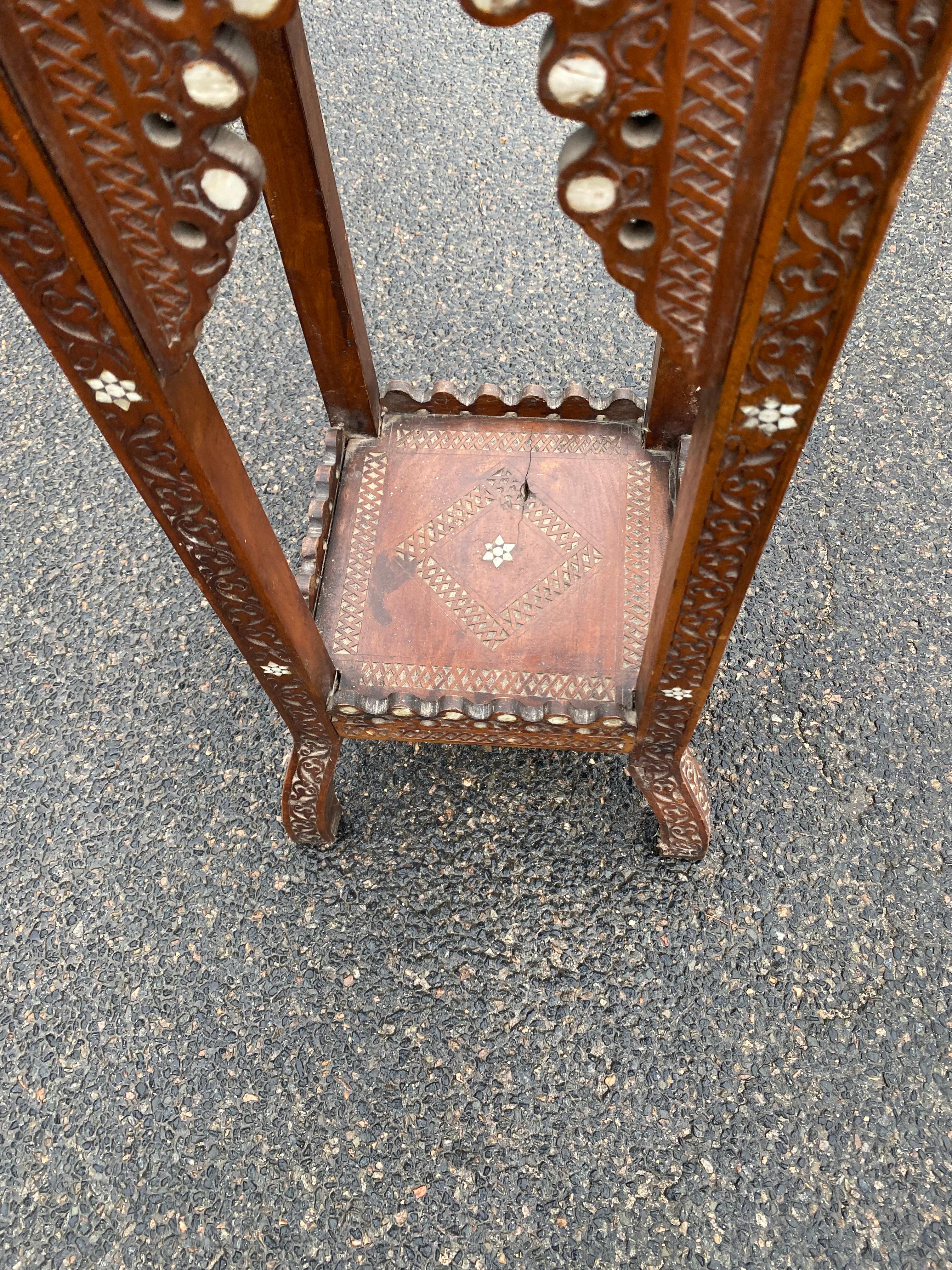 Pedestal antiguo de madera con incrustaciones de hueso y nácar, obra oriental en venta 3