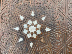 Antico piedistallo in legno con incrostazioni di osso e madreperla, opera orientale