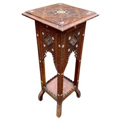 Pedestal antiguo de madera con incrustaciones de hueso y nácar, obra oriental