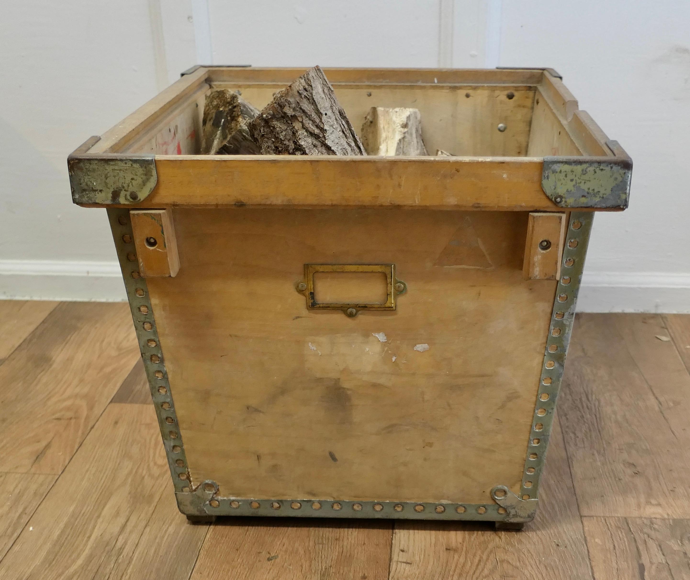 Début du 20ème siècle Ancienne boîte de rangement en bois pour imprimantes, boîte à bûches  Une bonne boîte de rangement en bois solide  en vente