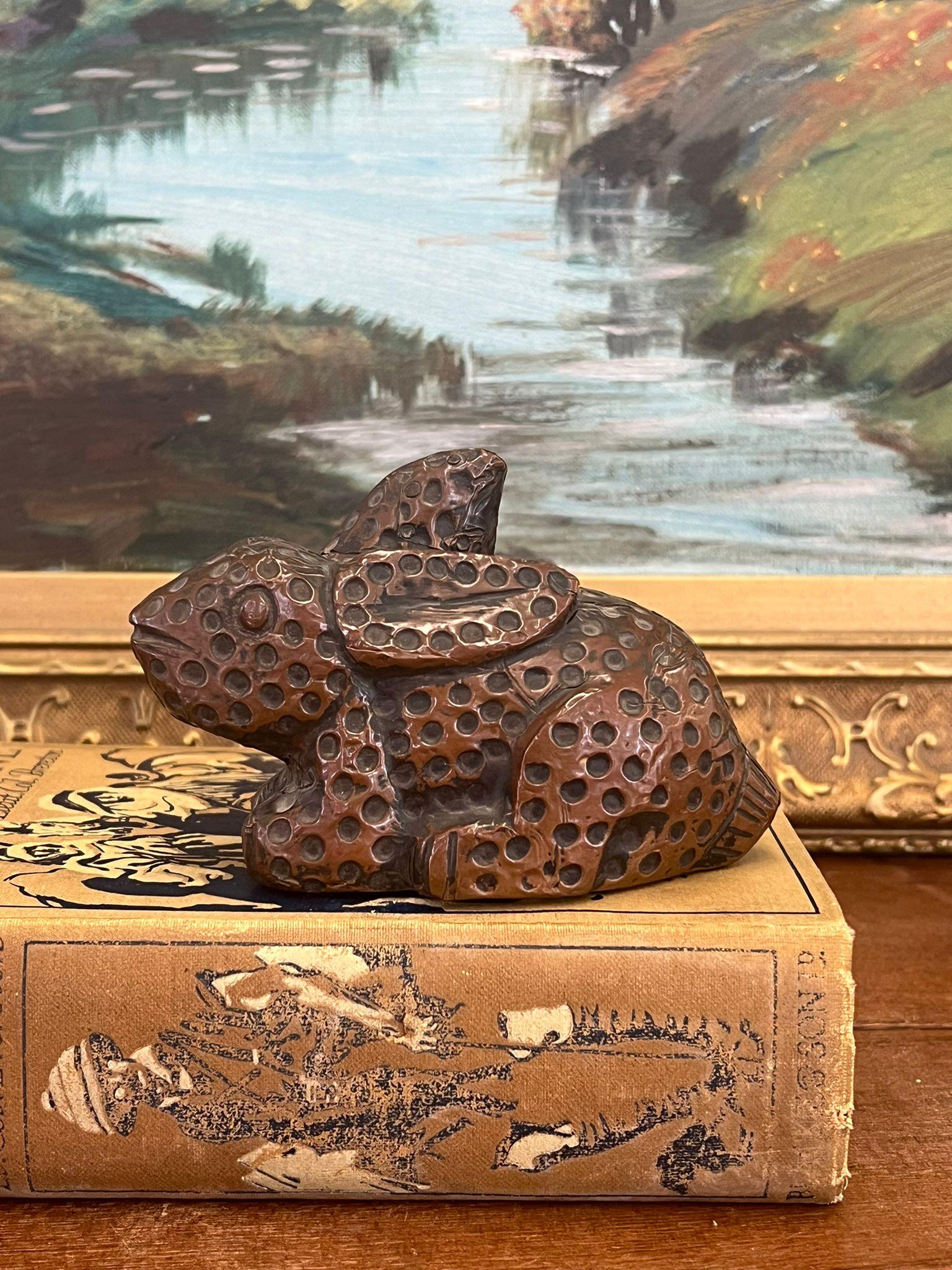 Il materiale di questo pezzo è probabilmente rame su legno. Probabilmente è antico e importato dall'India. Questo pezzo ha una bella patina e carattere. Vintage Condit come da foto. L'inserzione si riferisce solo all'articolo descritto. ( Casella
