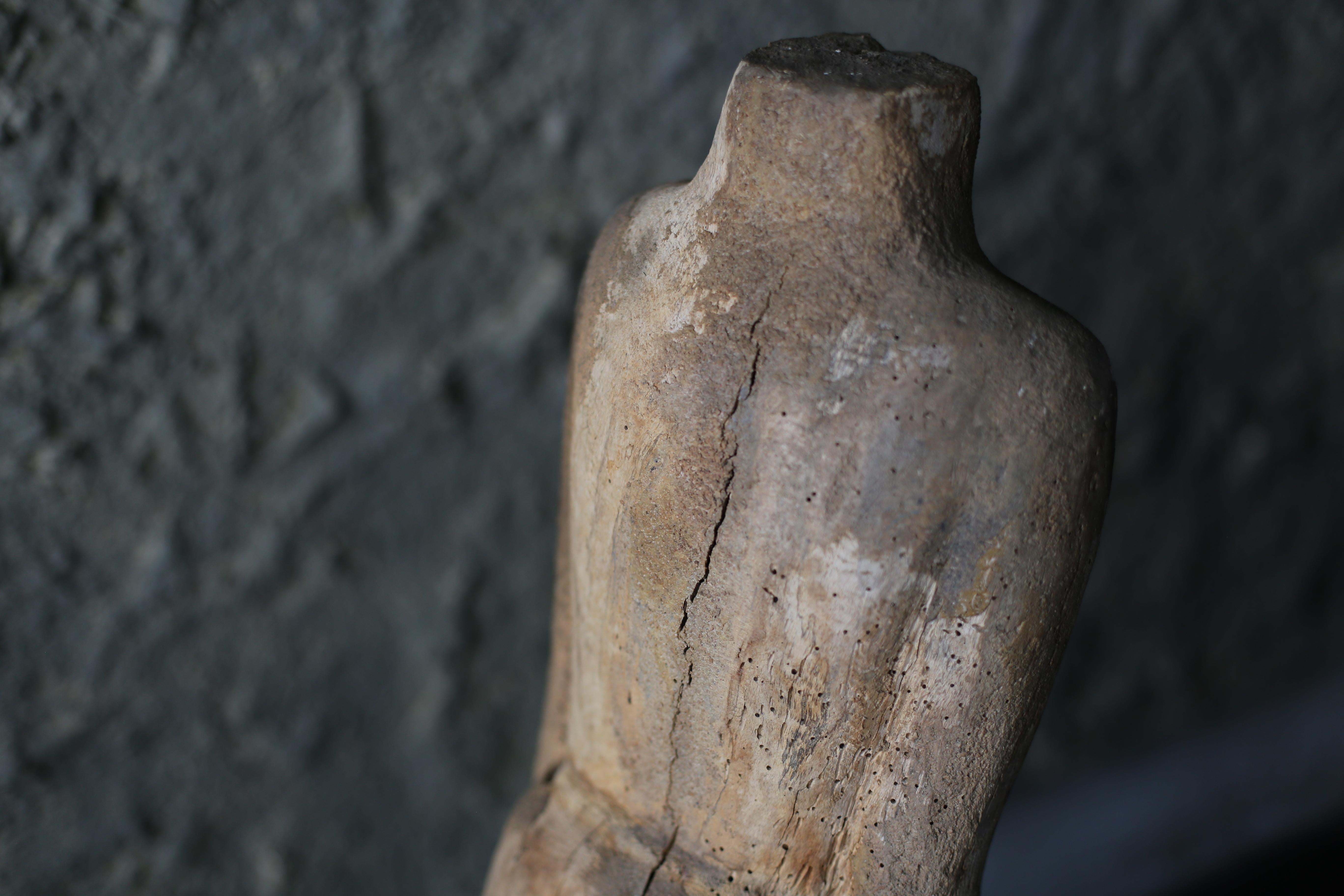 Alte Holzskulptur eines unbekannten Künstlers aus Japan im Angebot 5