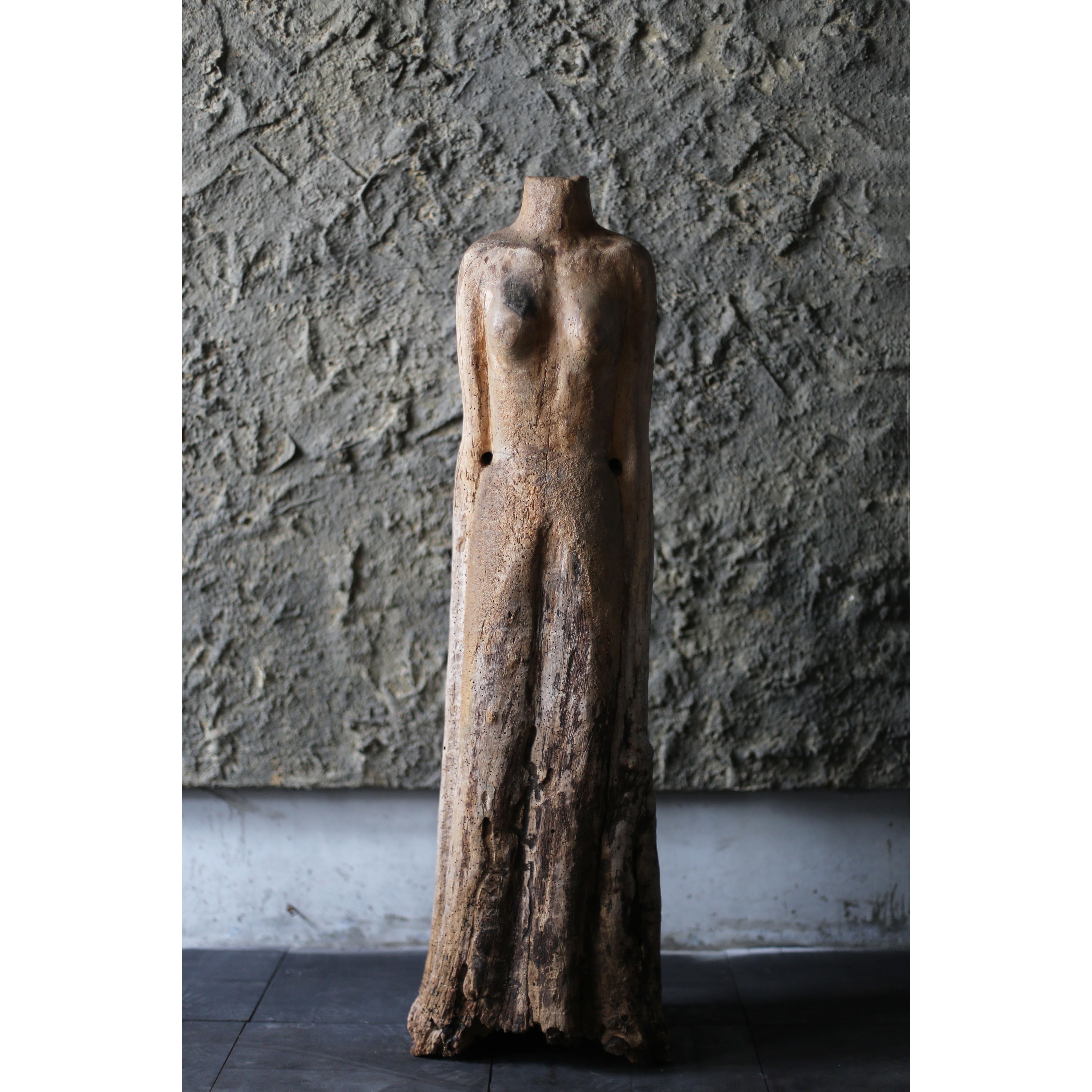 Dies ist eine sehr alte Holzskulptur.

Es sind keine Einzelheiten bekannt, aber es wurde in Japan gefunden.

Sie scheint einer europäischen Frauenfigur nachempfunden zu sein.

Man schätzt daher, dass es nach der Meiji-Zeit (1868-) in Japan