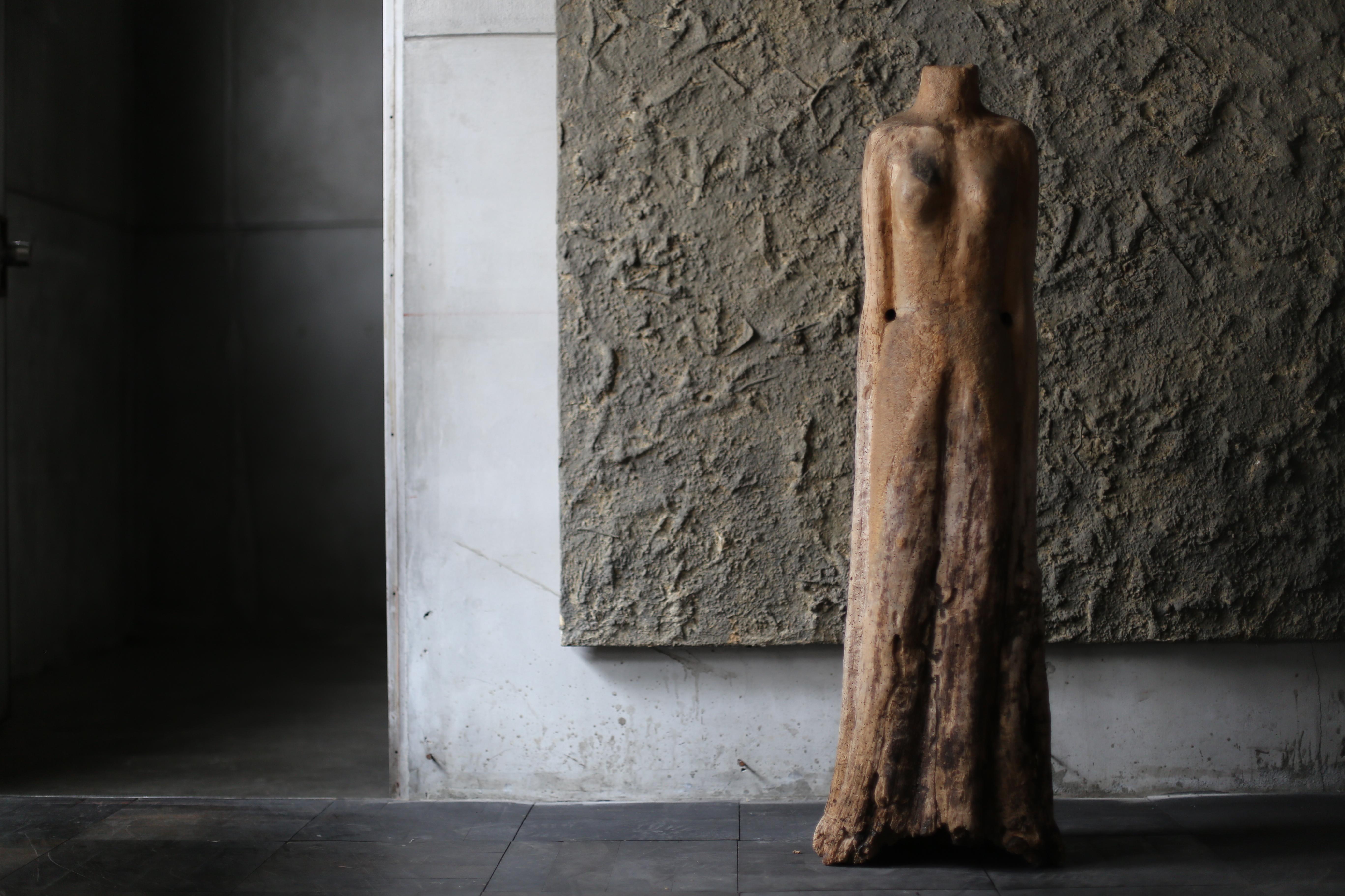 Alte Holzskulptur eines unbekannten Künstlers aus Japan (Handgeschnitzt) im Angebot