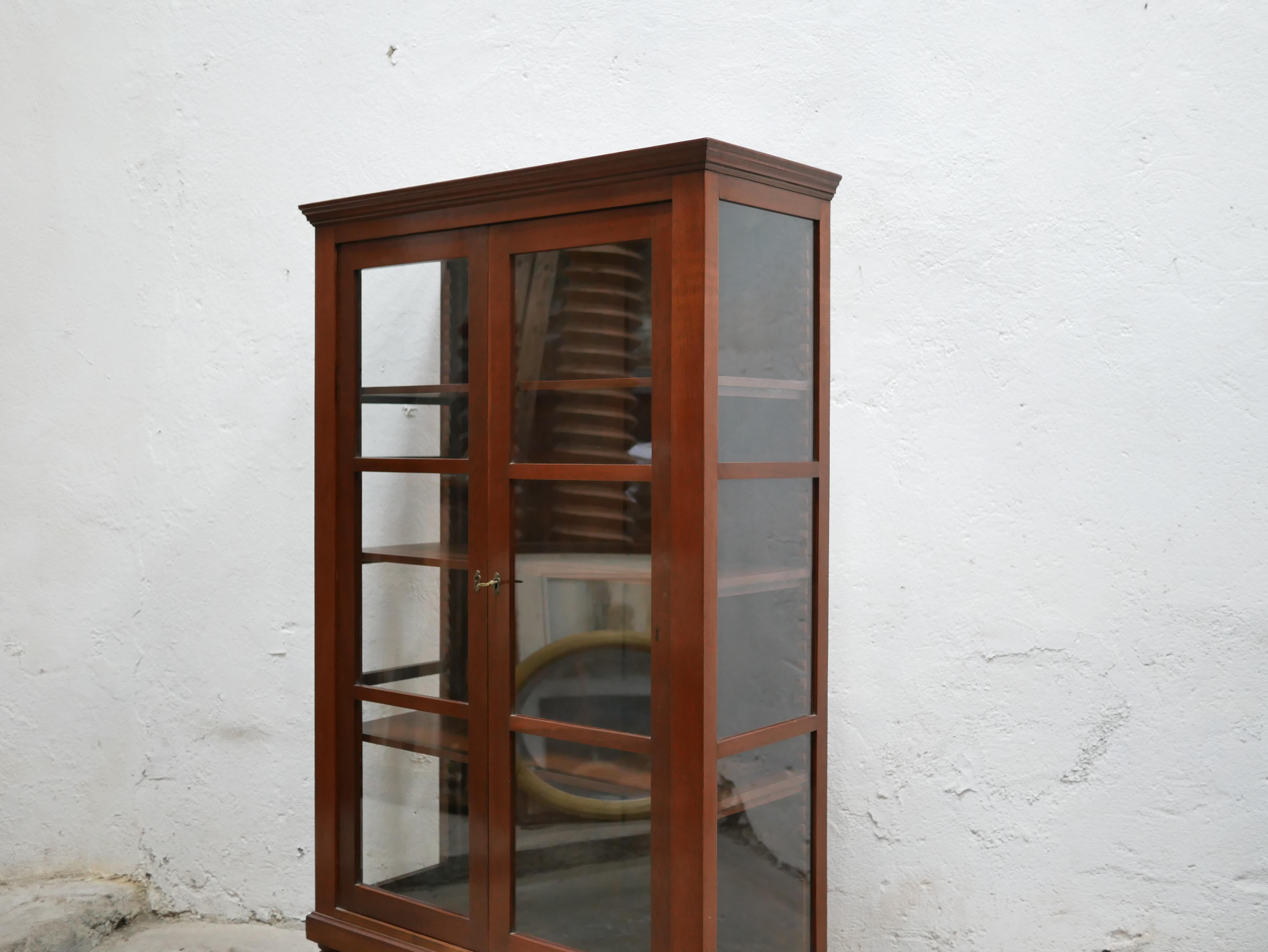 Ancienne vitrine en bois en vente 4