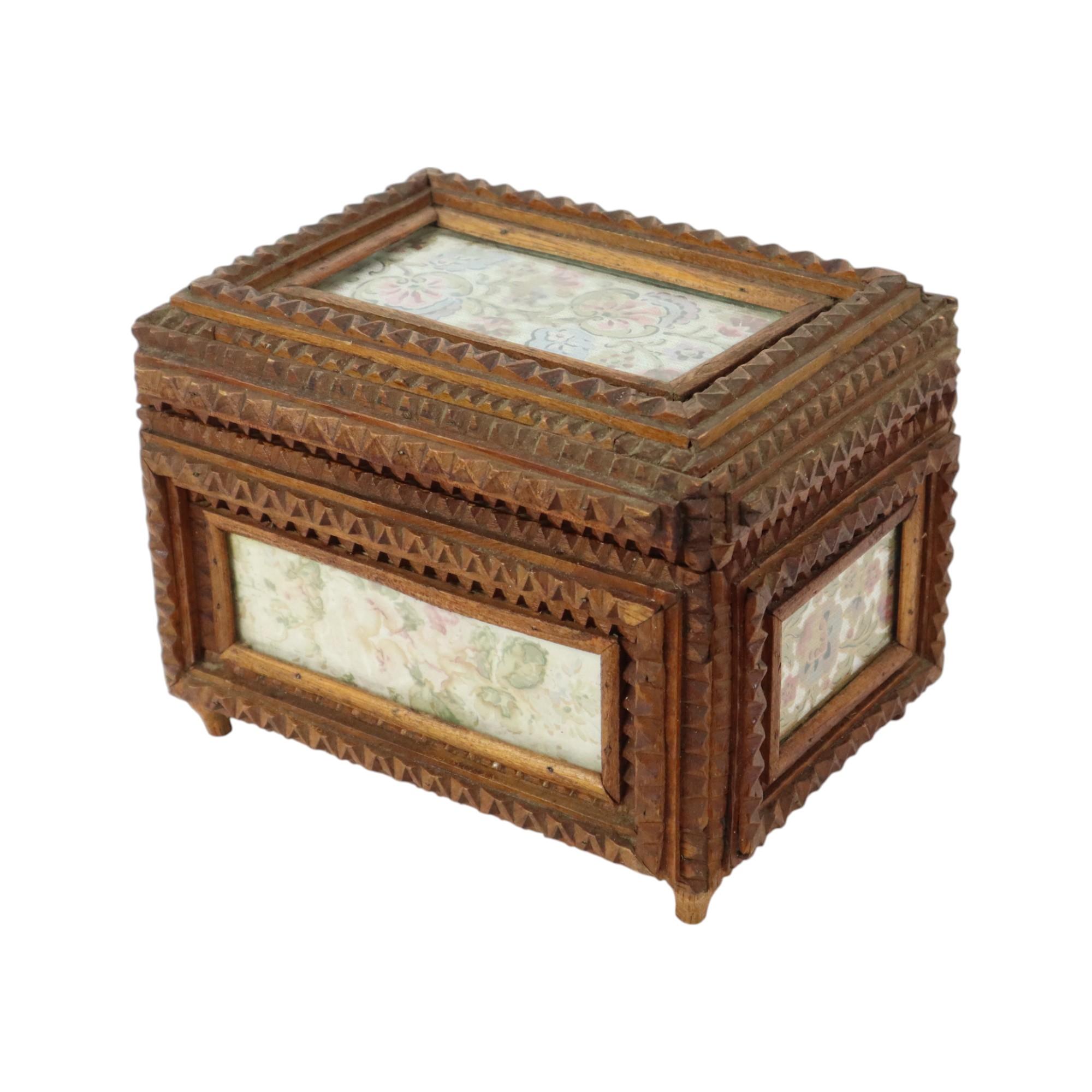 Caja de madera antigua Tramp Art Joyero Baratija Arte Popular en venta 2