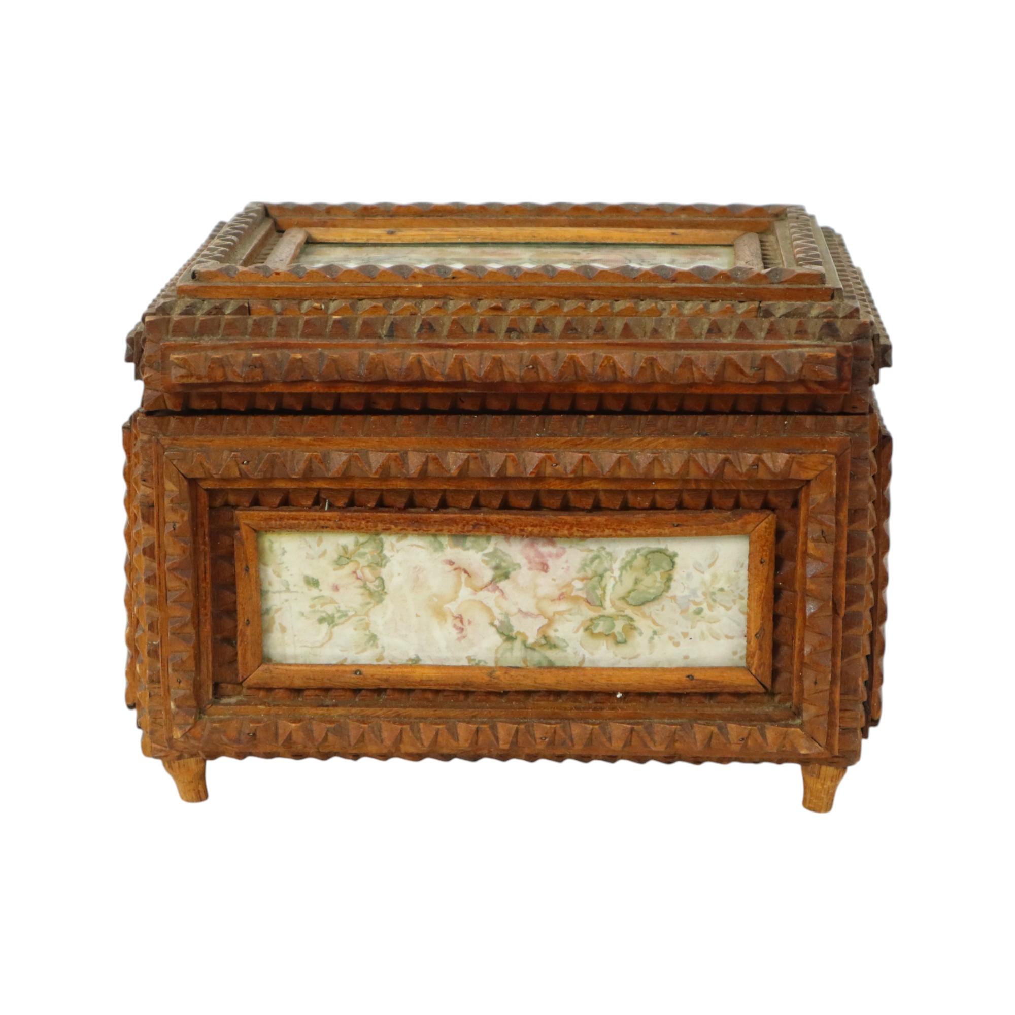 Preciosa caja antigua de Tramp Art, joyero o caja de baratijas, fabricada en la primera mitad del siglo XX, Bélgica.

Hermosa forma de arte popular, cualquiera podía hacer un objeto de arte vagabundo con lo que tenía a mano, por lo que 2 piezas
