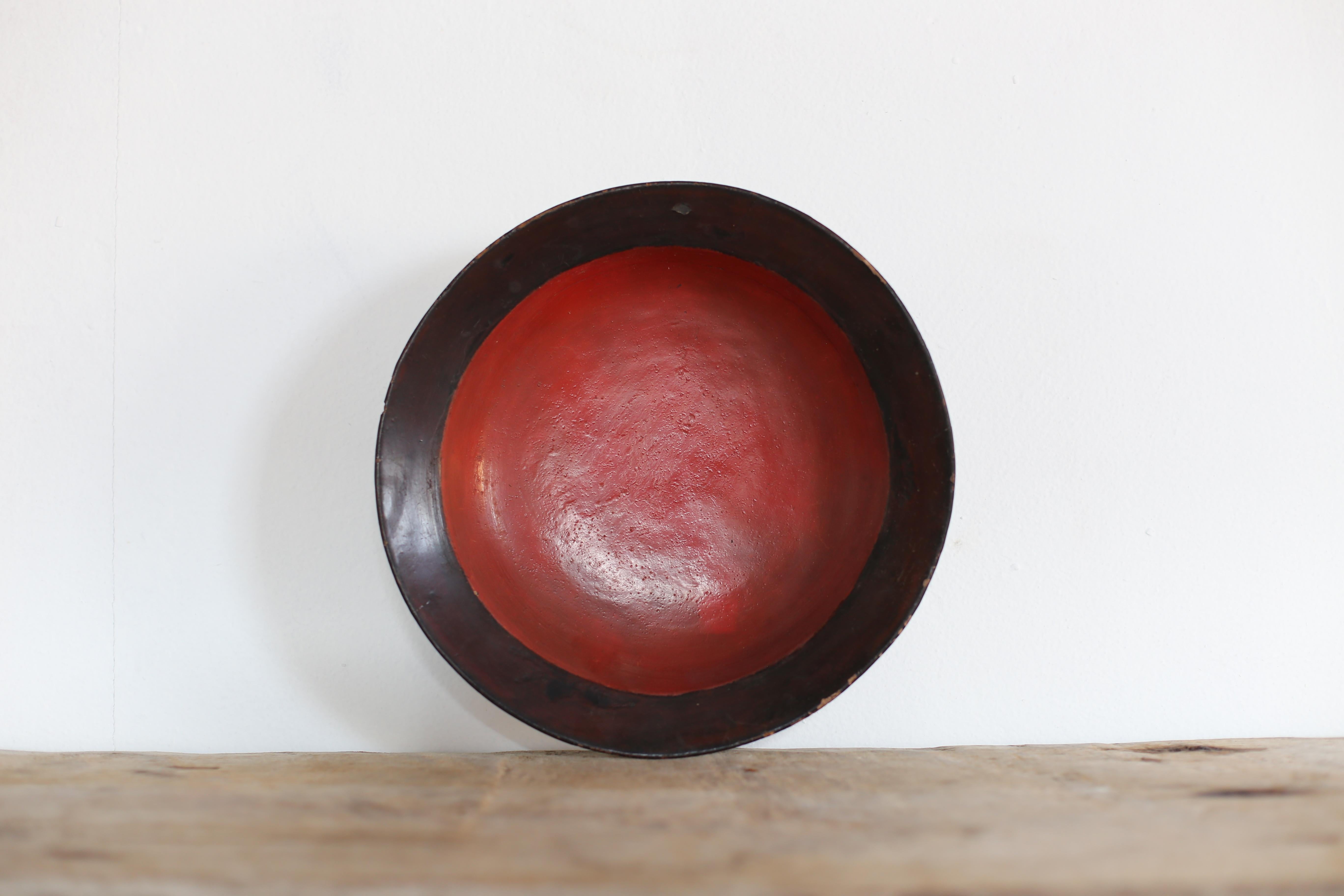 A wooden vessel used from the Meiji era to the Taisho era.
Probably a beech tree.
It is made by hollowing out.
It's very cool, isn't it?

It is a round bowl made of one piece of wood and made with Negoro lacquerware.
It is not possible to determine