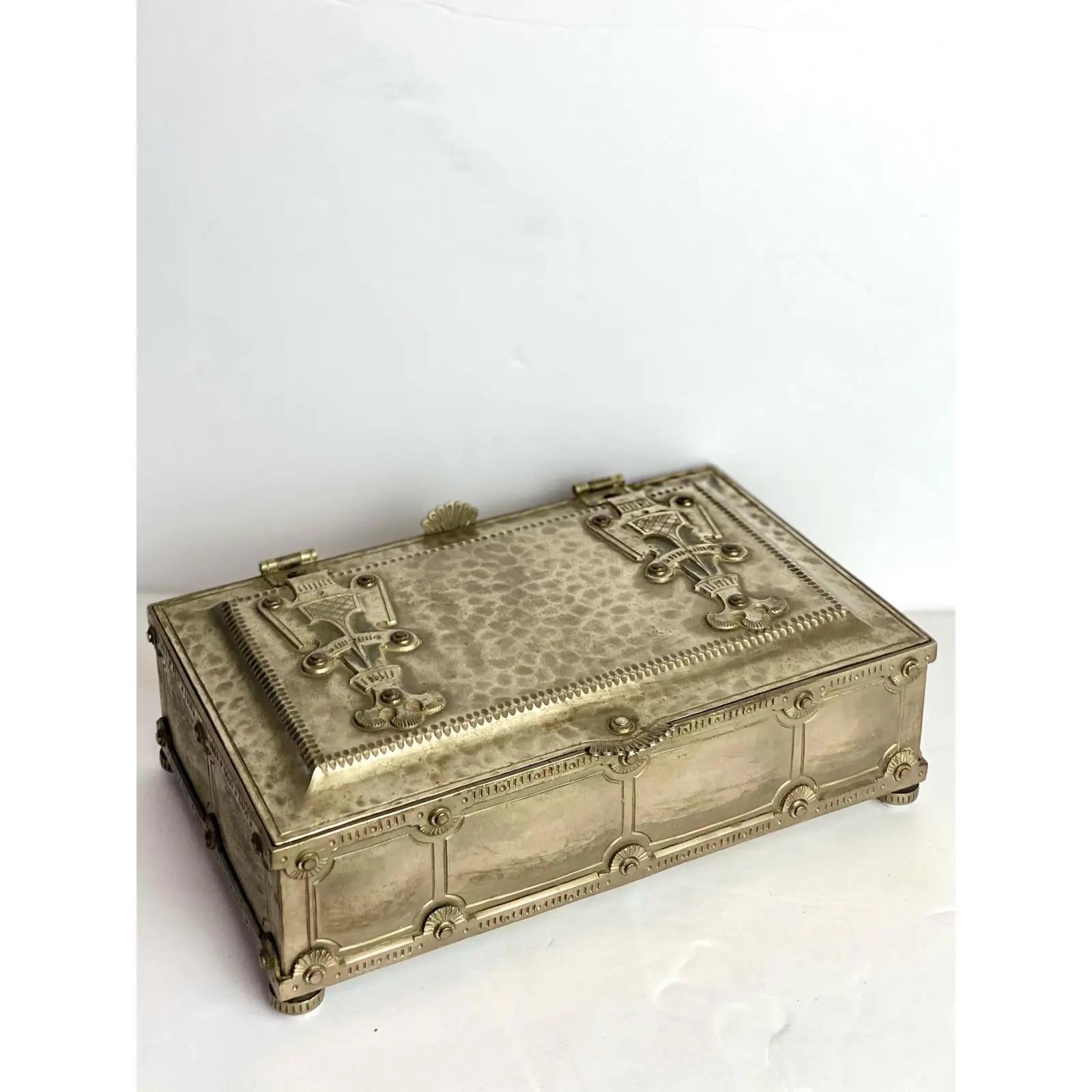 Boîte décorative à pieds en métal argenté antique Old World Bon état - En vente à Farmington Hills, MI
