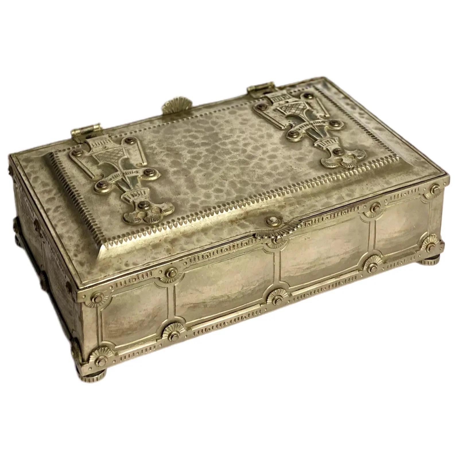 Old World Antique Silver Metal Footed Decorative Box In Good Condition For Sale In Farmington Hills, MI