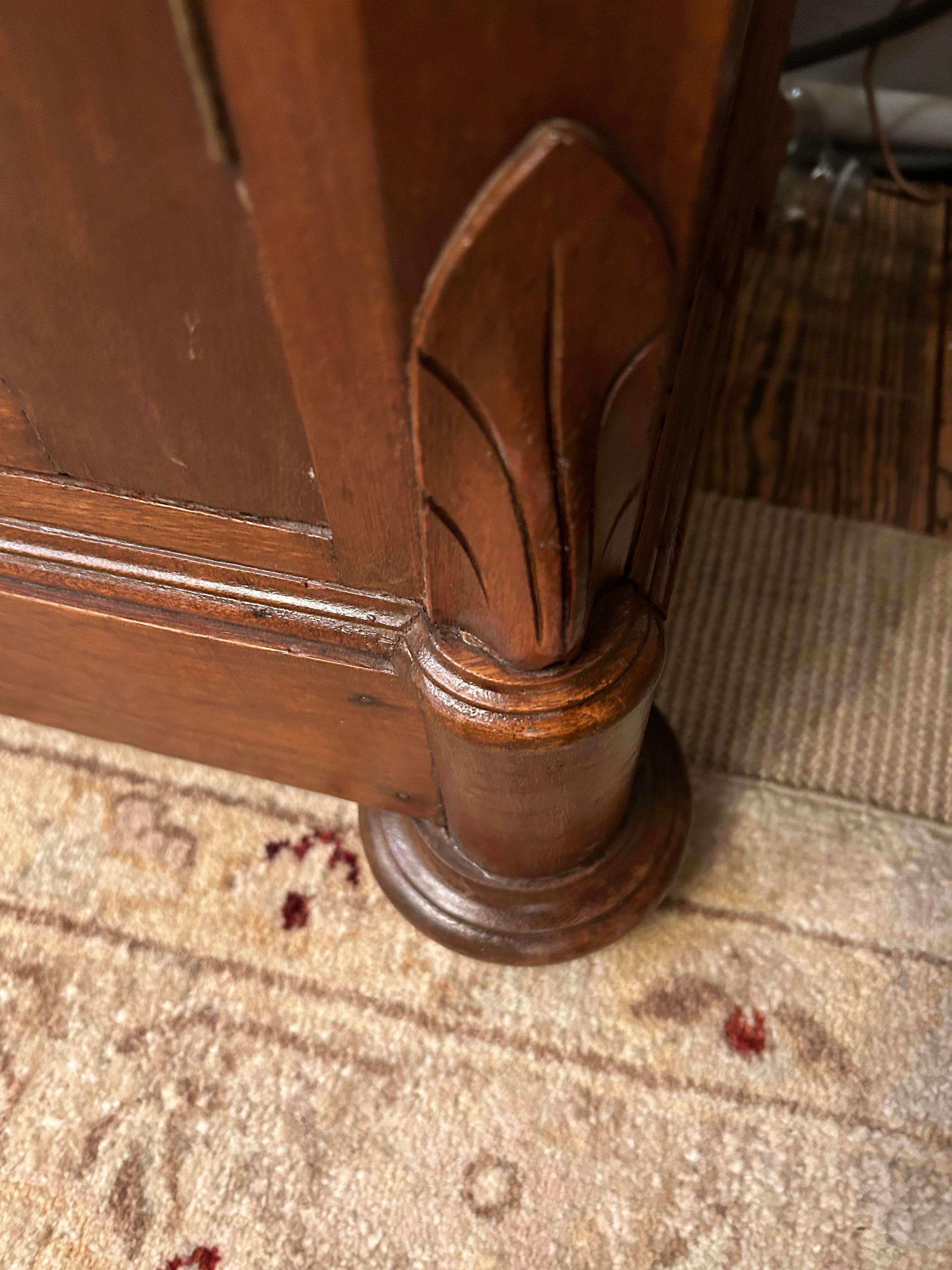 Charmante console en noyer sculpté et plateau en marbre du Vieux Monde en vente 3