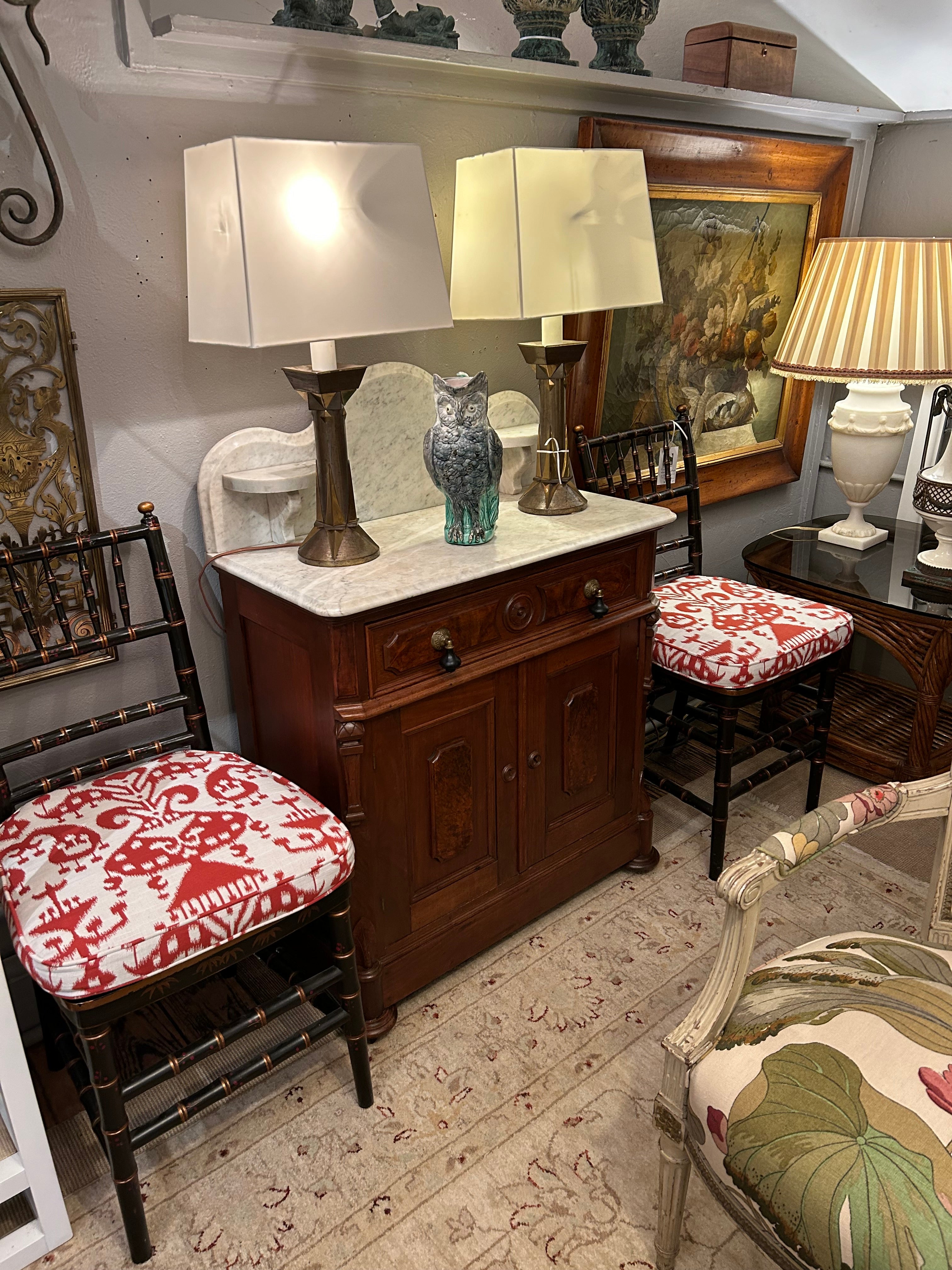 Charmante console victorienne en bois sculpté ayant un beau plateau en marbre blanc avec un élégant dosseret et deux petites étagères en marbre.  Un seul tiroir avec de fabuleuses poignées d'origine.  Sans clé.