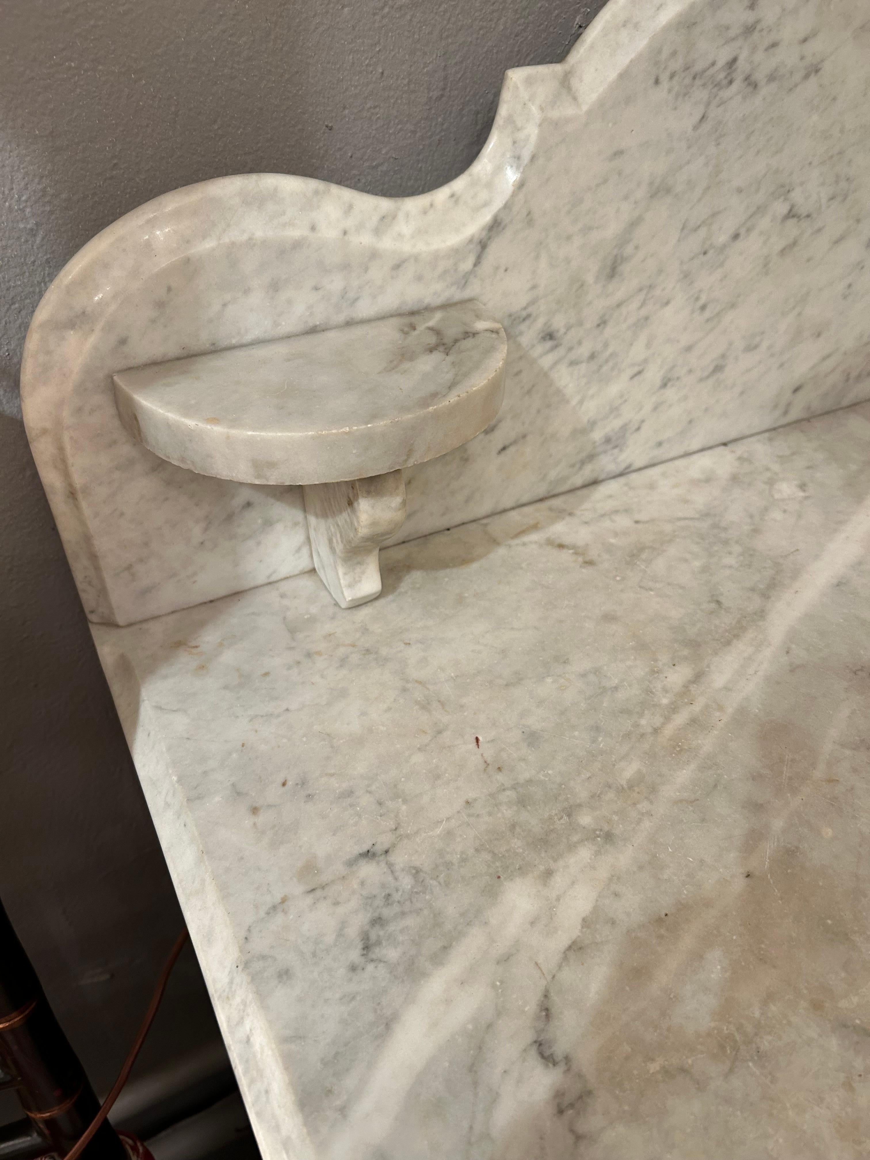 Victorien Charmante console en noyer sculpté et plateau en marbre du Vieux Monde en vente