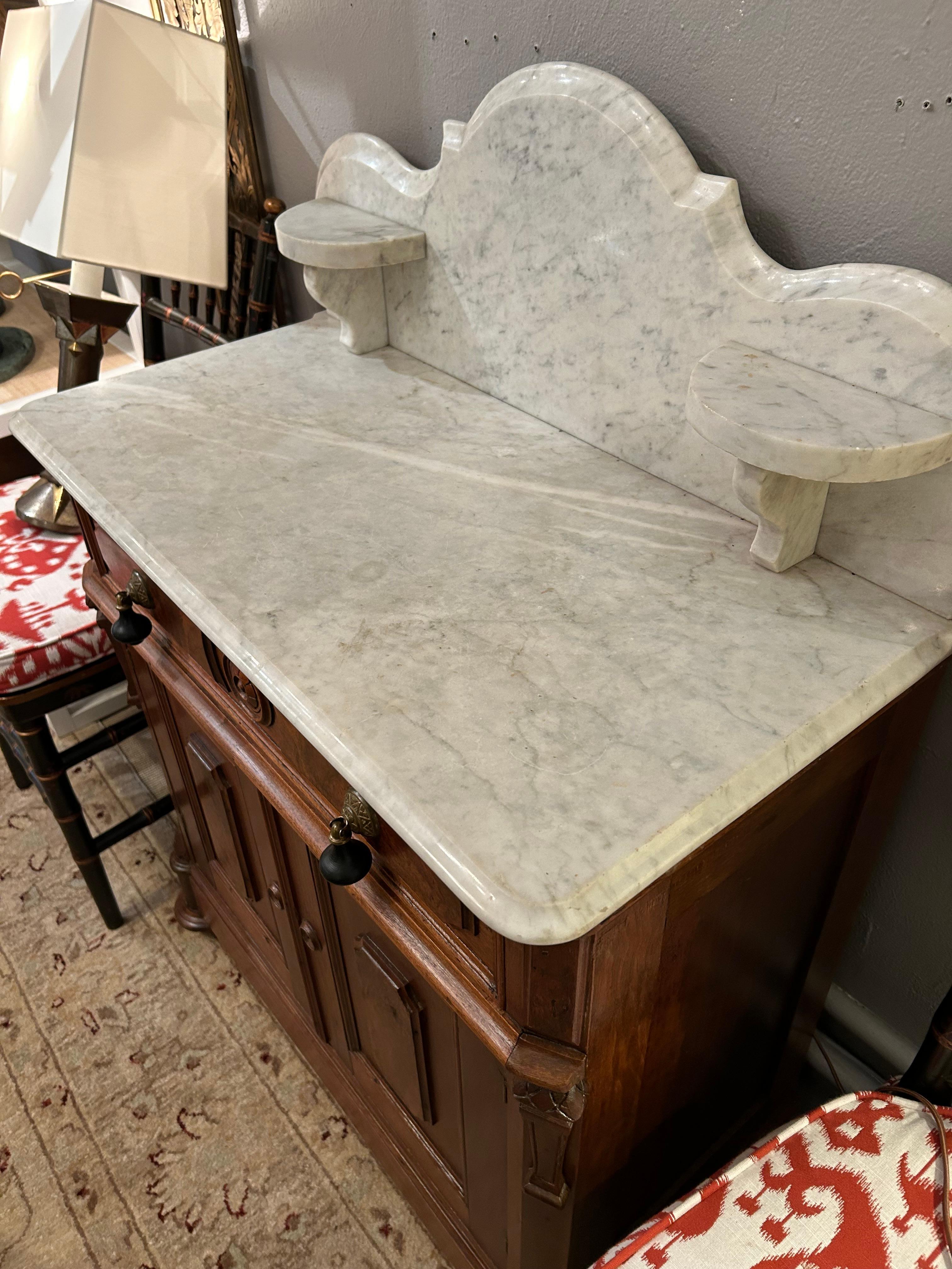 Américain Charmante console en noyer sculpté et plateau en marbre du Vieux Monde en vente